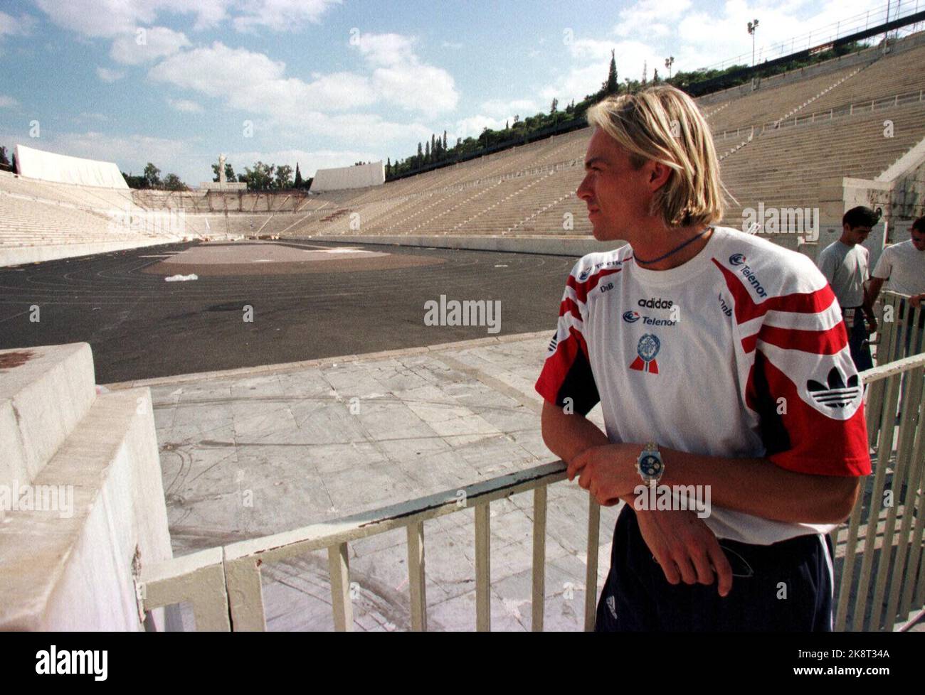 Athen, Griechenland 19970804: Geir Moen ist bereit, bei der in Athen startenden 200-Meter-Weltmeisterschaft Muskeln zu zeigen. Hier blickt Geir auf die "Wiege" der Leichtathletik, die ehrwürdige alte Panathina-Ikone, wo die Eröffnungszeremonie stattfand. Scan-Foto: Erik Johansen Stockfoto