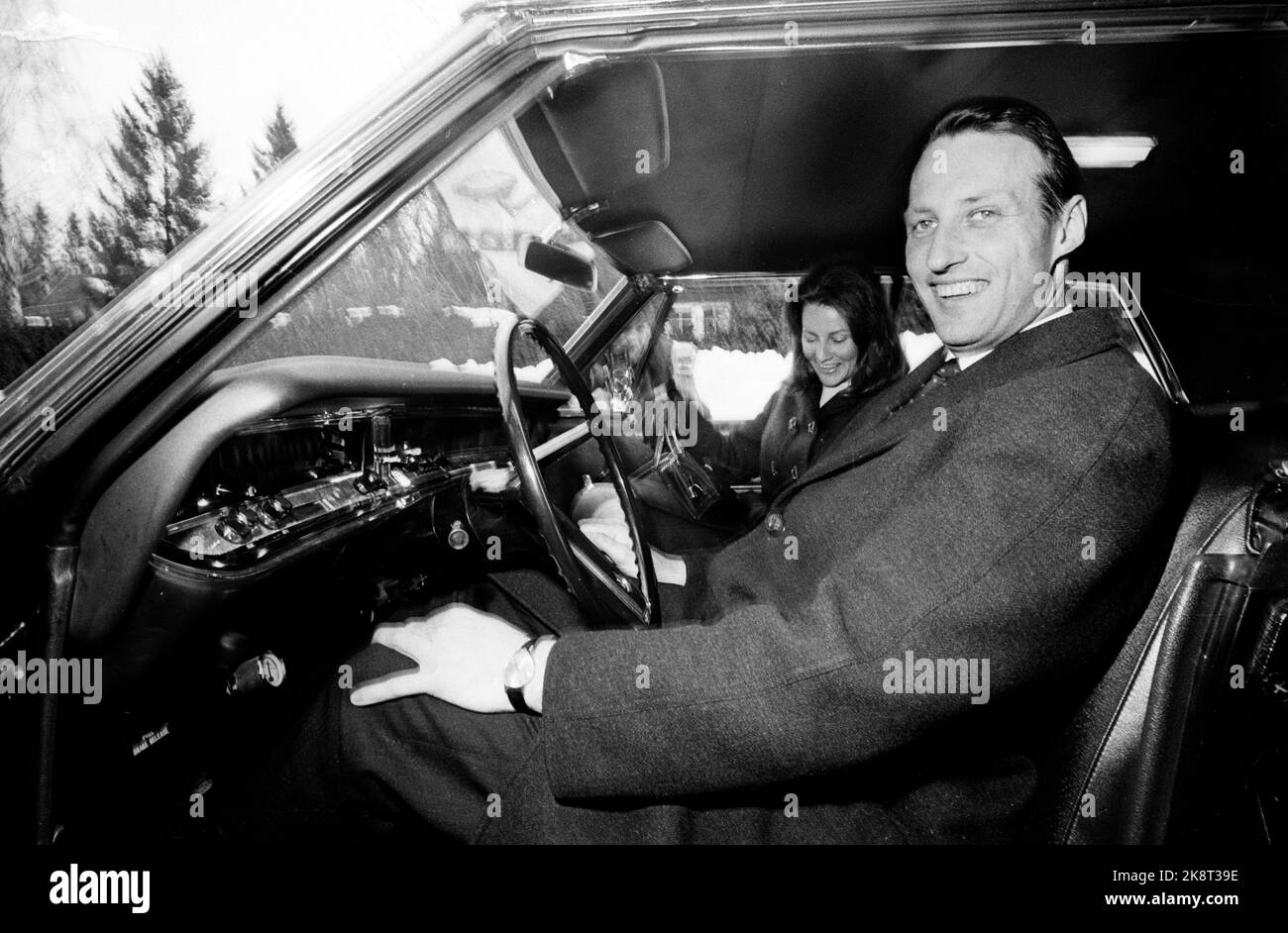 Oslo 196803. Königliche Verlobung. Kronprinz Harald und Sonja Haraldsen sitzen im Auto vor dem Haus in der Tuengen Avenue. Foto. Aktuell/NTB Stockfoto