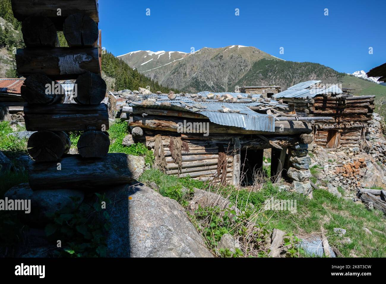 Traditionelle Plateauhäuser in der Hochebene Aşağı sakora (Aşağı sakora köyü) im Bezirk Yusufeli der Provinz Artvin. Stockfoto