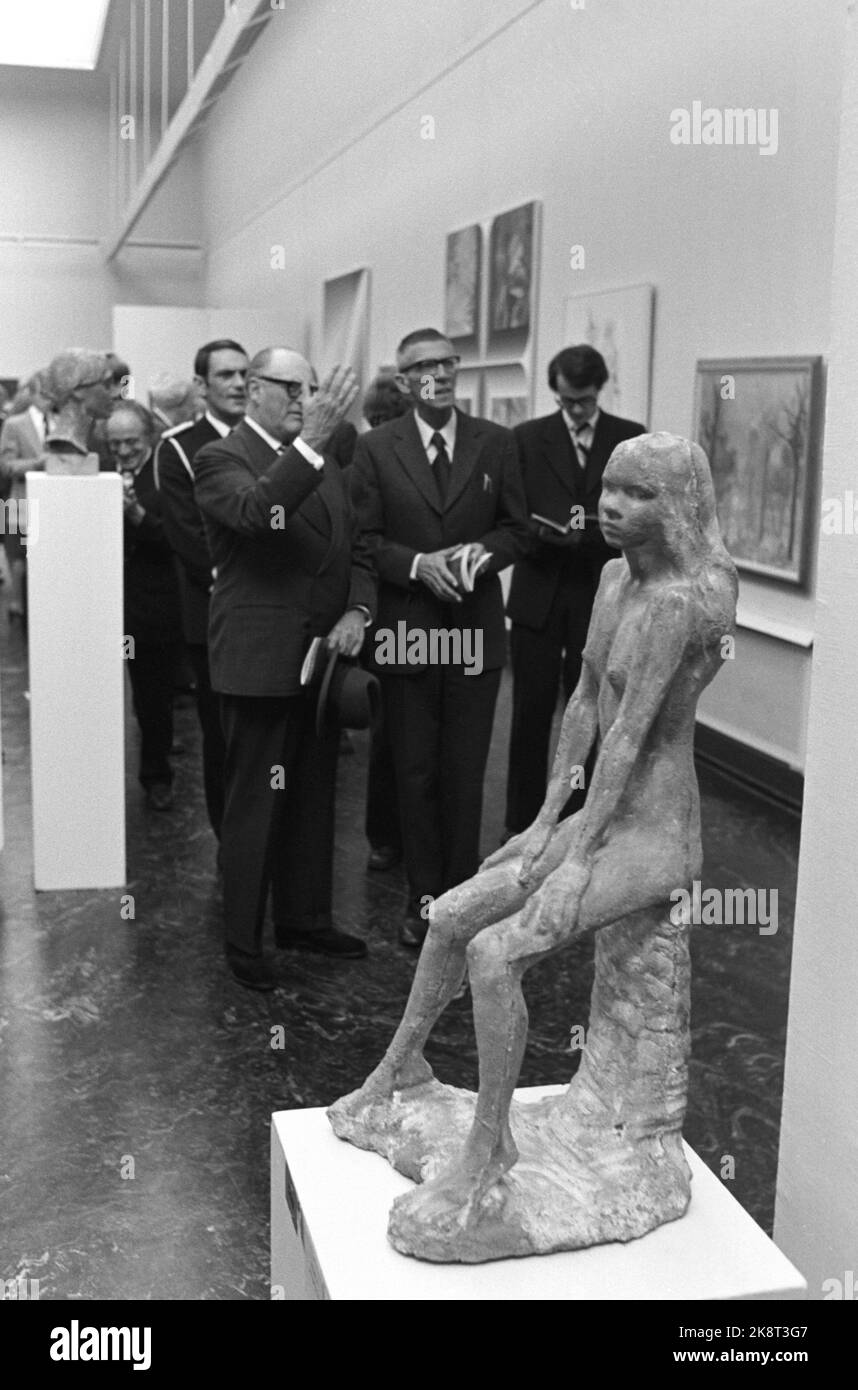 Oslo 26. September 1975. Der Staat 88. Kunstausstellung, die Herbstausstellung wurde im Künstlerhaus in Oslo eröffnet. Die Ausstellung besteht in diesem Jahr aus 455 Werken - Gemälden, Skulpturen, Grafiken und Textilien. König Olav wird hier zusammen mit dem Vorsitz im Künstlerrat, Rino Harveg, gesehen. Foto: NTB / NTB Stockfoto