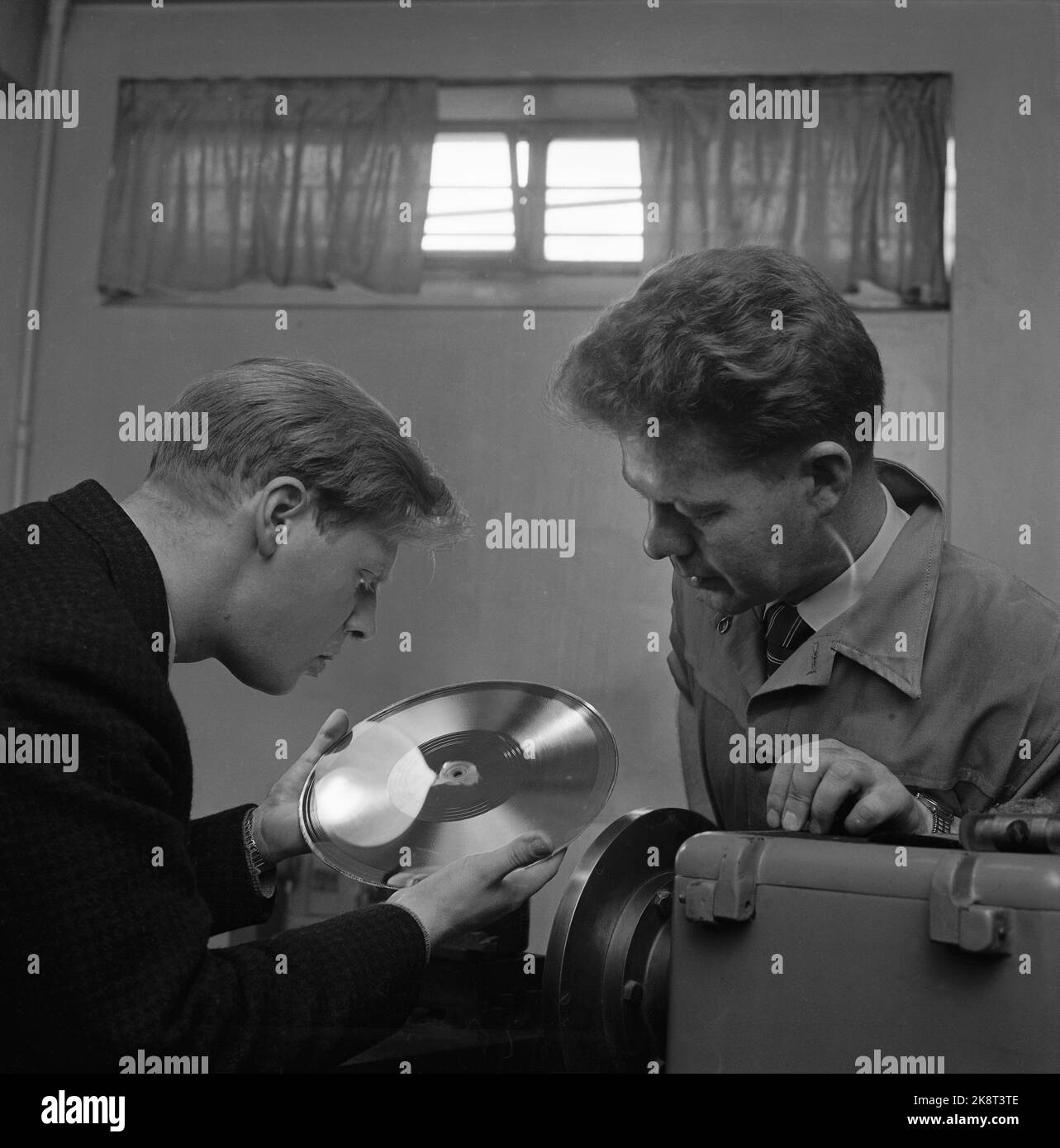 Oslo, 18. Mai 1957. 'The Monn-Keys' macht Teller, hier ist eine Masterplatte fertig und Arne Bendiksen prüft das Ergebnis. Foto; Sverre A. Børretzen / Aktuell / NTB. Stockfoto