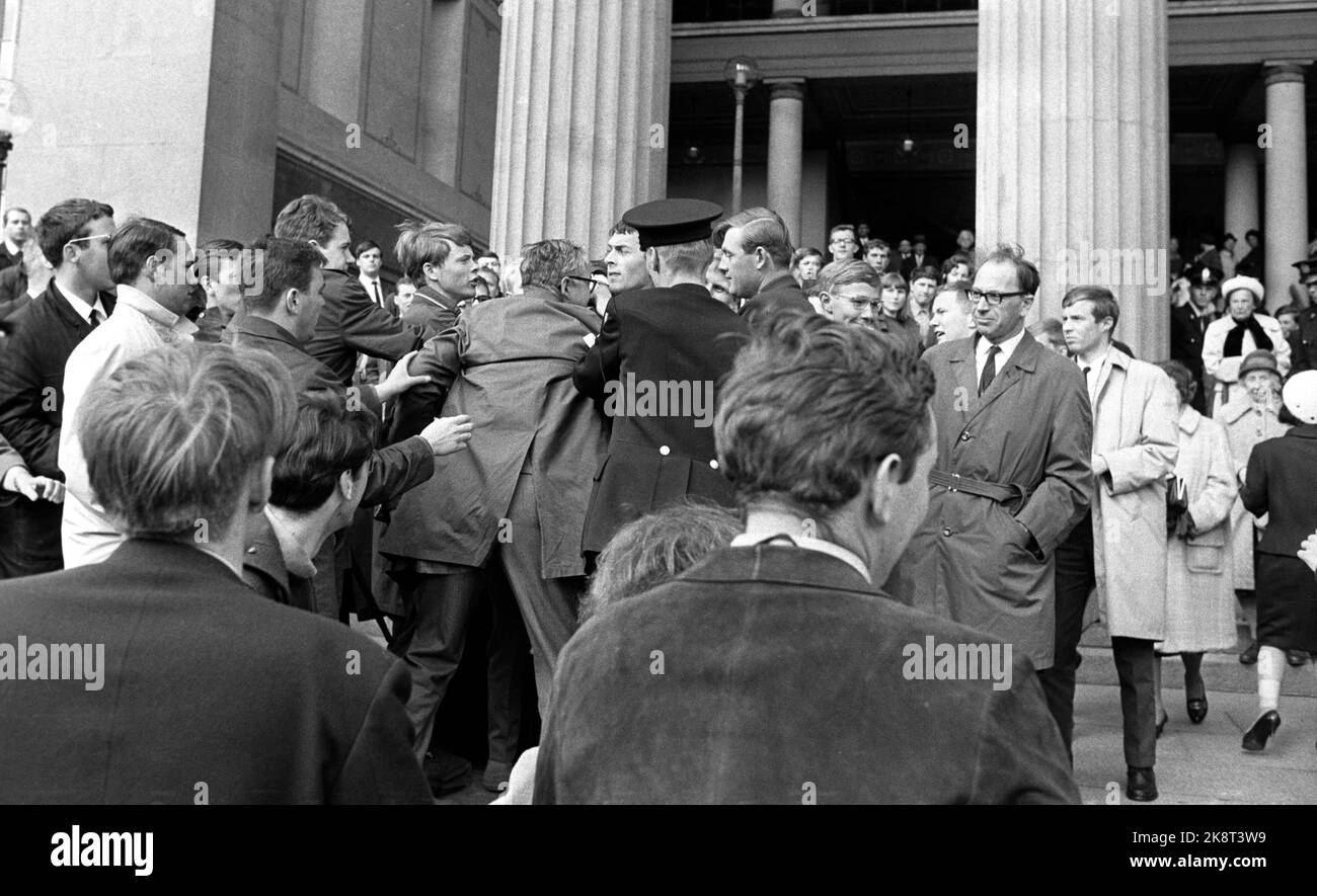 Oslo 19680506 der 20.. Jahrestag der Gründung des Staates Israel wird mit einem Parteitreffen im Auditorium der Universität gefeiert. Demonstrationen vor dem Auditorium, wenn Gäste herauskommen. Die Polizei geht zur Tat. Foto: Laurvik / NTB / NTB Stockfoto