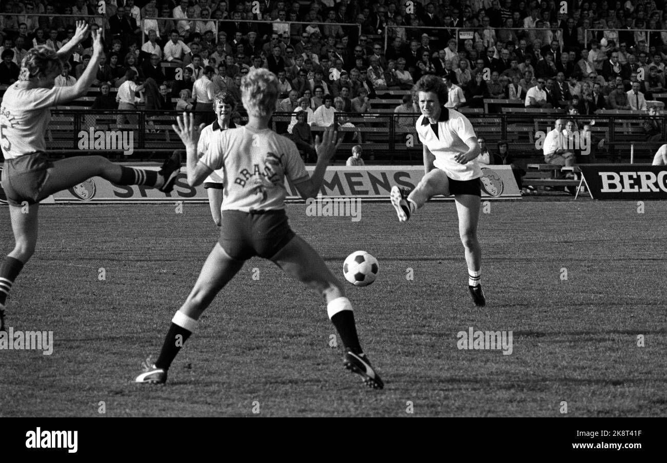 Oslo 19710802 Uofisiell Finale in der NM in Fußball für Frauen / Frauen. Vestar/Skjeberg 2-1. Hier versucht eine der Damen von Skjeberg zu Punkten, aber Vestars Pfleger rettet. Foto: NTB / NTB Stockfoto