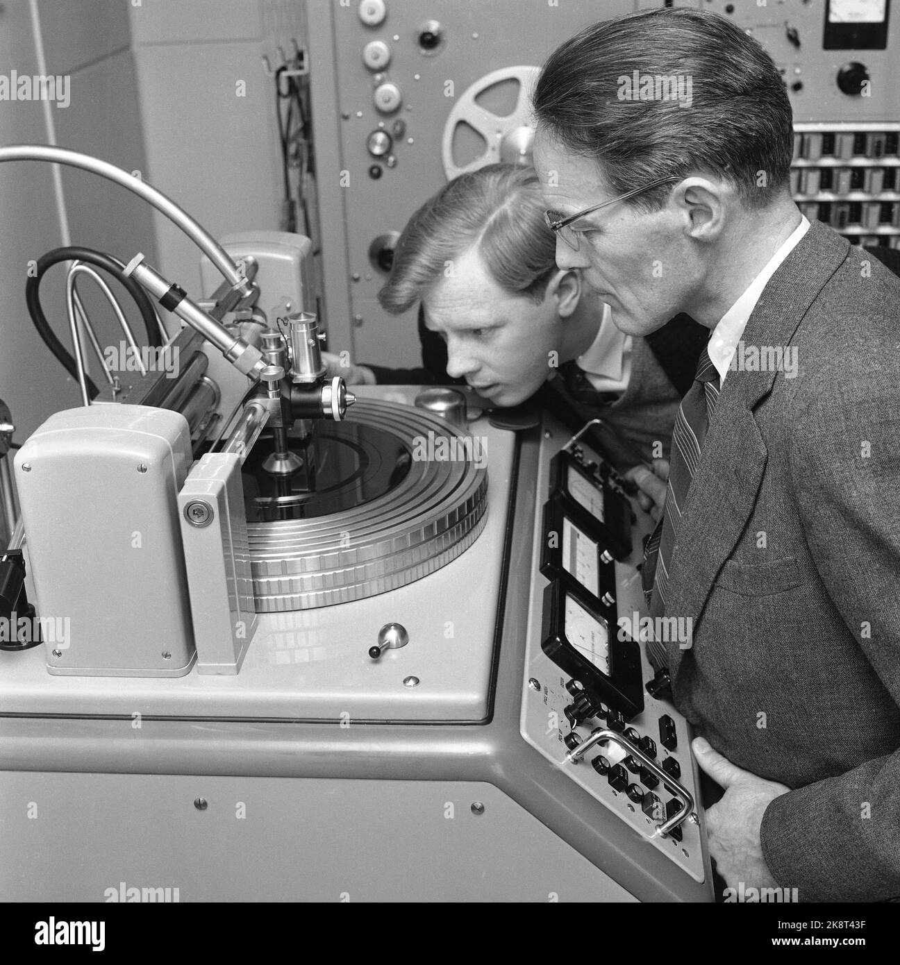 Oslo, 18. Mai 1957. „The Monn-Keys“ stellt Platten her, hier eine Maschine, die während der Plattenherstellung verwendet wird. Arne Bendiksen interessiert sich dafür. Foto; Sverre A. Børretzen / Aktuell / NTB. Stockfoto