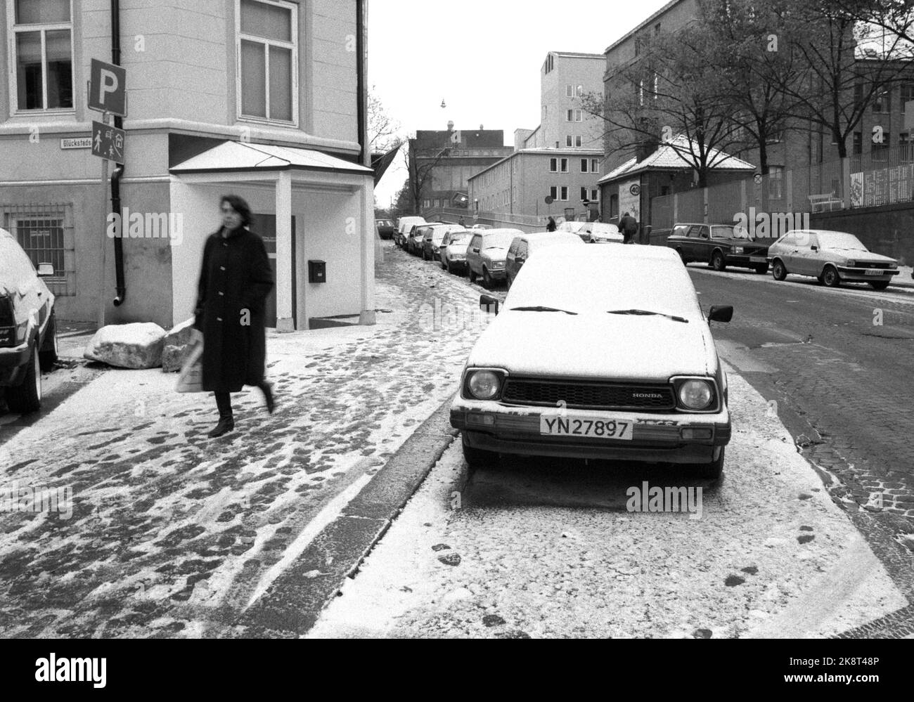 Oslo 19921016: Der erste Schneefall in der Hauptstadt im Winter 1992. Hier von Stensberggata, - Teile des Nationalkrankenhauses zu h. Foto: Aleksander Nordahl / NTB / NTB Stockfoto