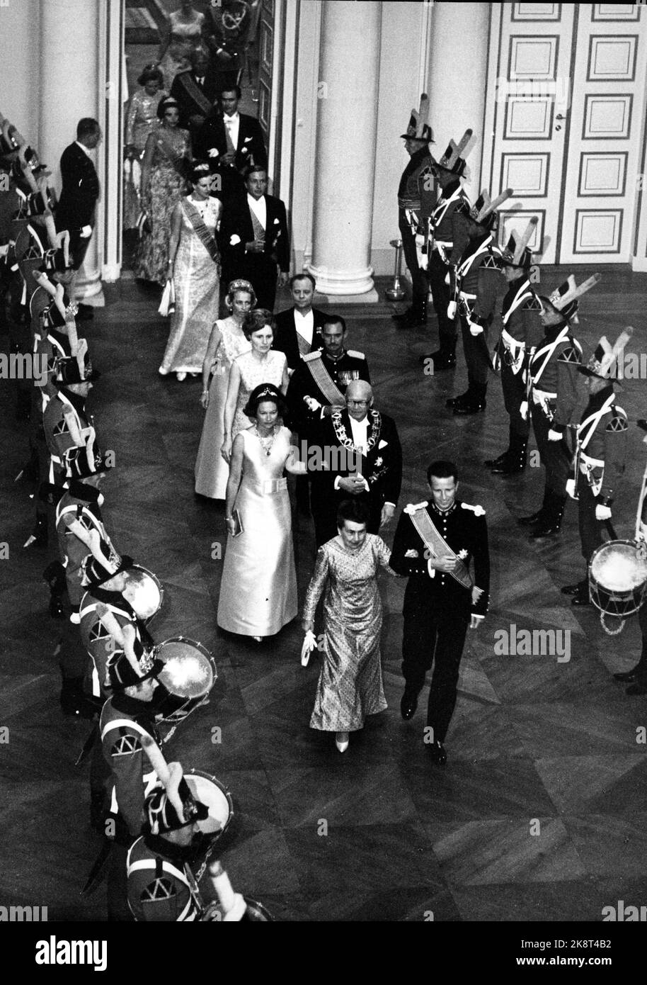 Oslo 1968-08-29: Königliche norwegische Hochzeit. Kronprinz Harald heiratet Sonja Haraldsen. Hier sind die Gäste des Schlosses. Ziehen Sie Gartensoldaten in ordentlichen Reihen auf jeder Seite der Gäste fest. NTB-Archivfoto / NTB Stockfoto