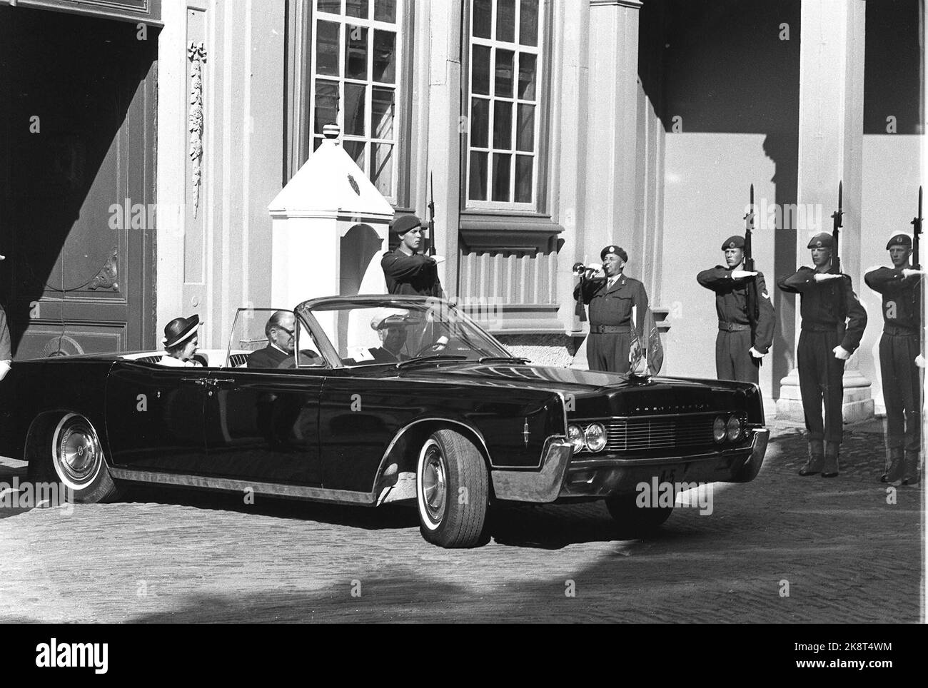 Trondheim 19690810. Königin Elisabeth II. Besucht Norwegen mit der Familie. Hier fahren Königin Elizabeth und König Olav mit Ehrenwachen draußen aus Stiftsgården. NTB-Archiv/ntb Stockfoto