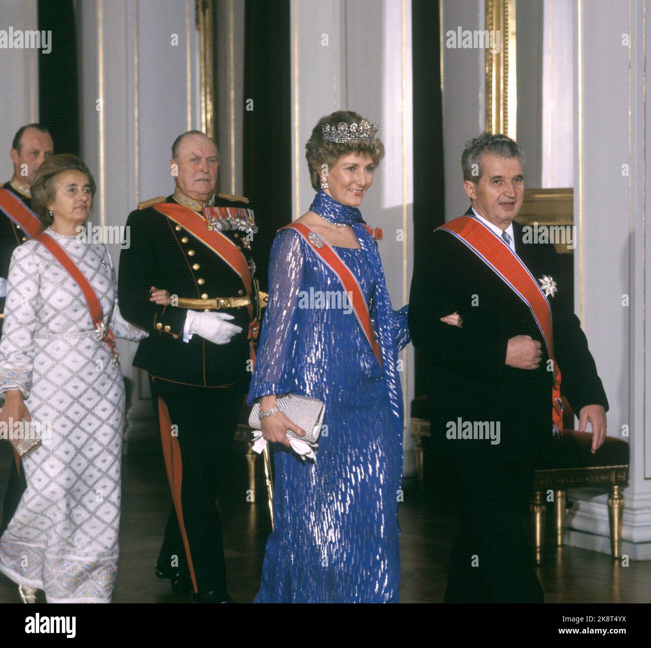 Oslo 19801113. Der rumänische Präsident Nicolae Ceausescu und Frau Elena zu einem offiziellen Besuch in Norwegen. Hier aus dem gallamen Schwamm am Schloss. Erste Serie von Präsident Ceausescu, der Kronprinzessin Sonja in blauem Kleid mit Diadem begleitet. Hinter König Olav und der stellvertretenden Premierministerin Elena Ceausescu. Foto: Henrik Laurvik / NTB Stockfoto