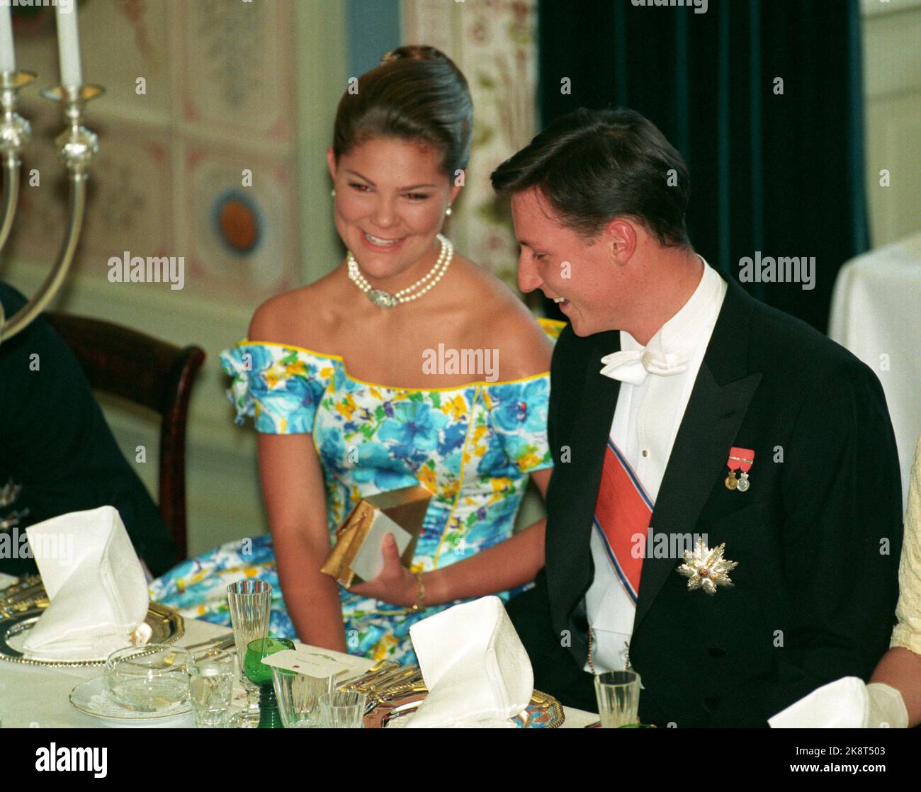 Oslo 199308: Königliche Silberhochzeit. Das norwegische Königspaar, Königin Sonja und König Harald, feiern ihre Silberhochzeit mit einem Galadiner und tanzen im Schloss. Das Bild: Kronprinz Haakon ließ die schwedische Kronprinzessin Victoria beim Abendessen im Schloss an den Tisch. Foto: Lise Åserud Stockfoto