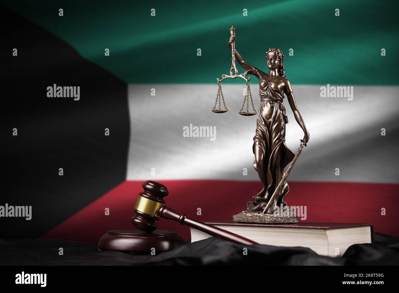 Kuwait-Flagge mit Statue der Dame Justiz, Verfassung und Richter Hammer auf schwarzen Vorhänge. Konzept von Urteil und Strafe Stockfoto