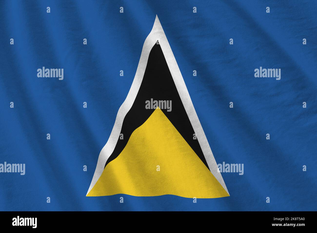 Die St. Lucia-Flagge mit großen Falten winkt aus nächster Nähe unter