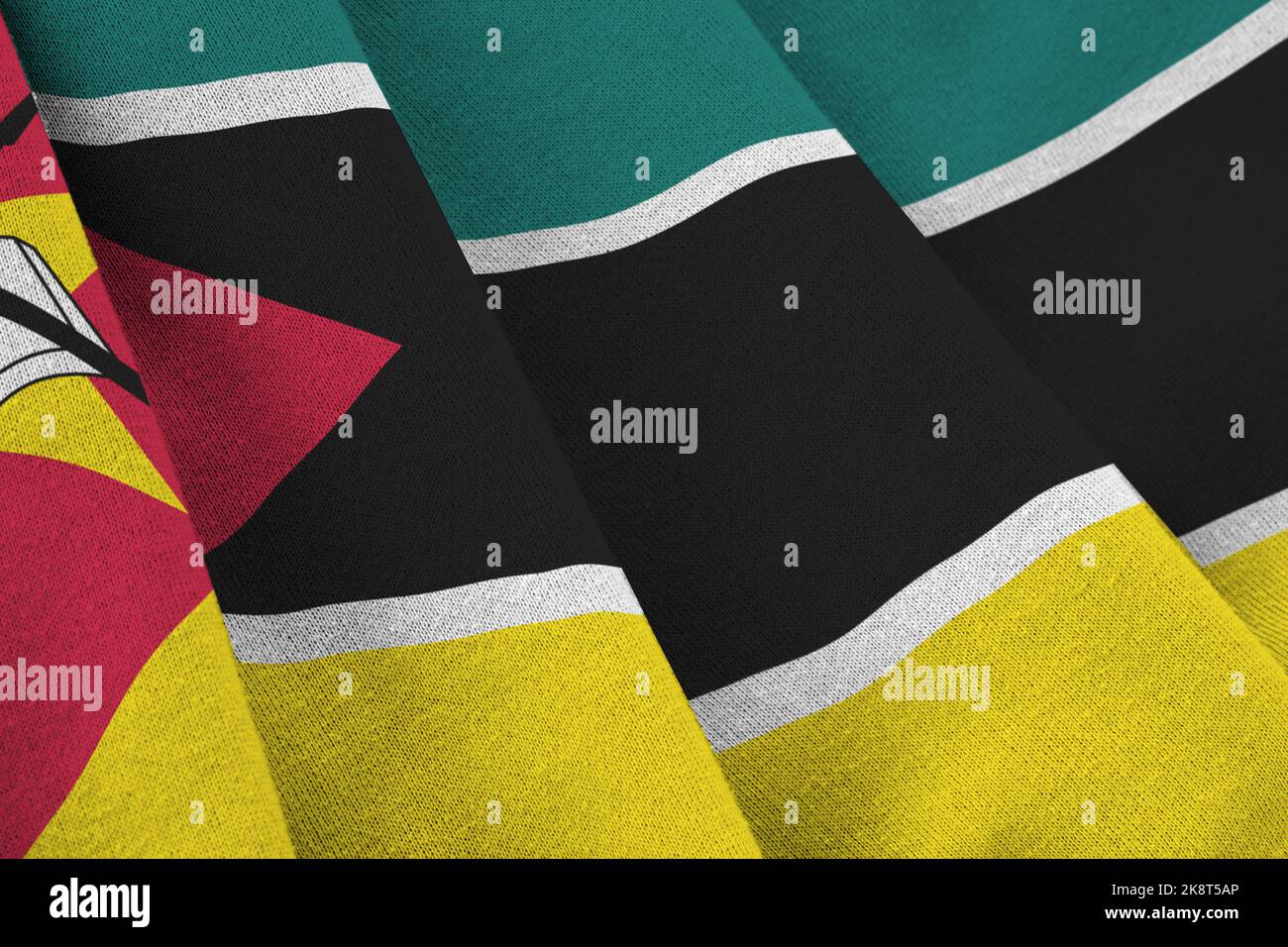 Mosambik Flagge mit großen Falten winken aus nächster Nähe unter dem Studiolicht im Innenbereich. Die offiziellen Symbole und Farben in Stoff Banner Stockfoto