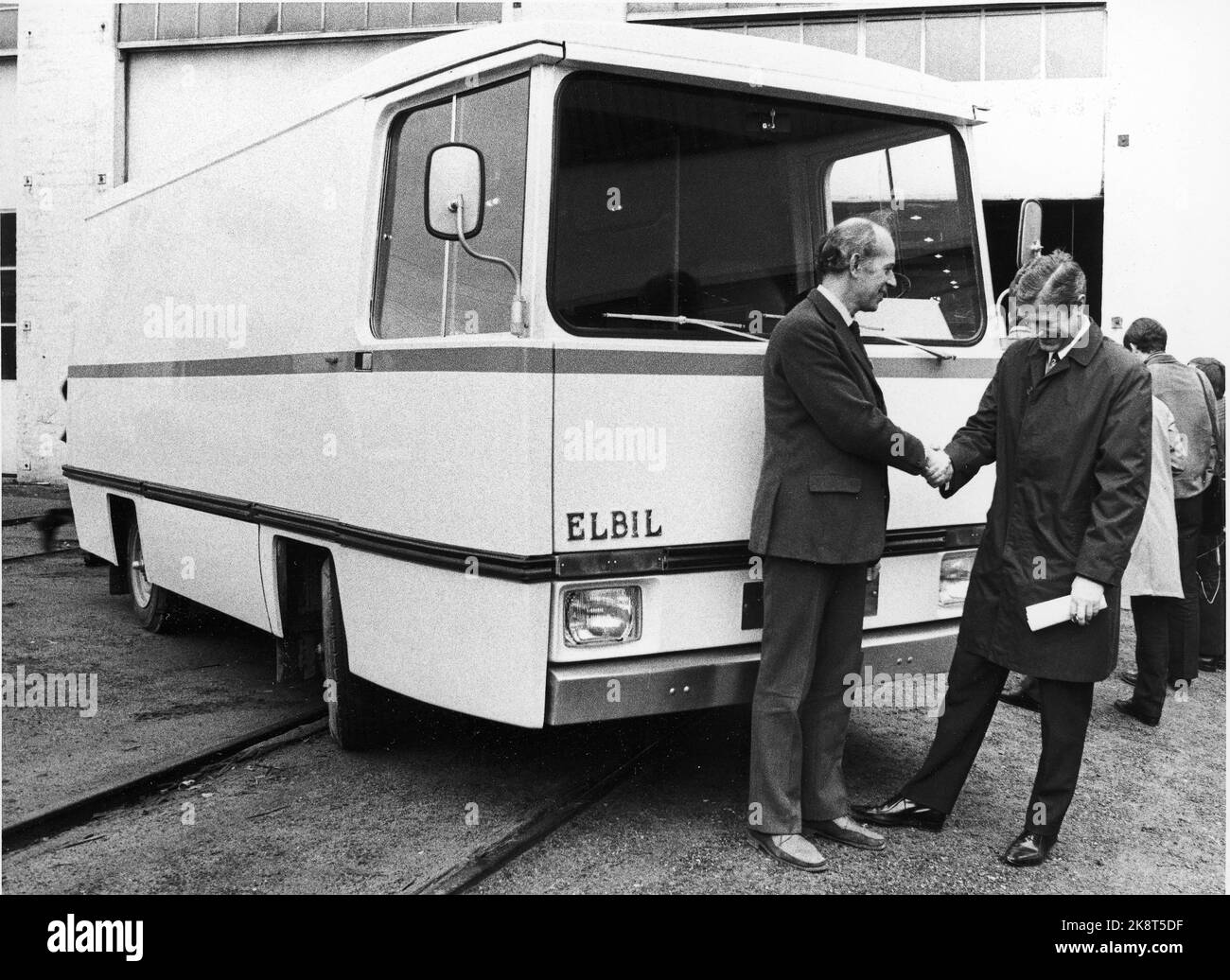 Strømmen 19721103: Das erste in diesem Land produzierte Elektroauto wird Oslo Lysverker übergeben. Die nächsten beiden werden in Kürze der Post und der NSB vorgestellt. Einar Kjelland-Fosterud in Elbil A/S (TV) liefert die Schlüssel an Regisseur Arne Finstad in Oslo Lysverker. Das Auto wird in der Werkstatt von Strømmen hergestellt. Foto: Vidar Knai / NTB Stockfoto