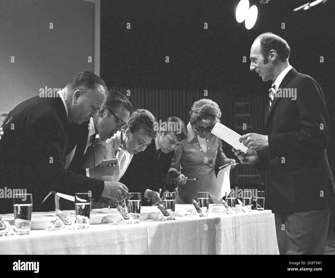 Oslo 19700516. Lennart Hyland hat im Zusammenhang mit der schwedischen Propagandawoche "Stockholm kommt nach Oslo" eines seiner berühmten Programme Hyland's Hörna in Norwegen eingestellt. Hier erwartet Audun Boysen (t.h.) das Ergebnis des Heringswettbewerbs zwischen Norwegen und Schweden, bei dem Schweden etwas gewann, das nicht überrascht war. Foto: Aage Storløkken Current / NTB Stockfoto