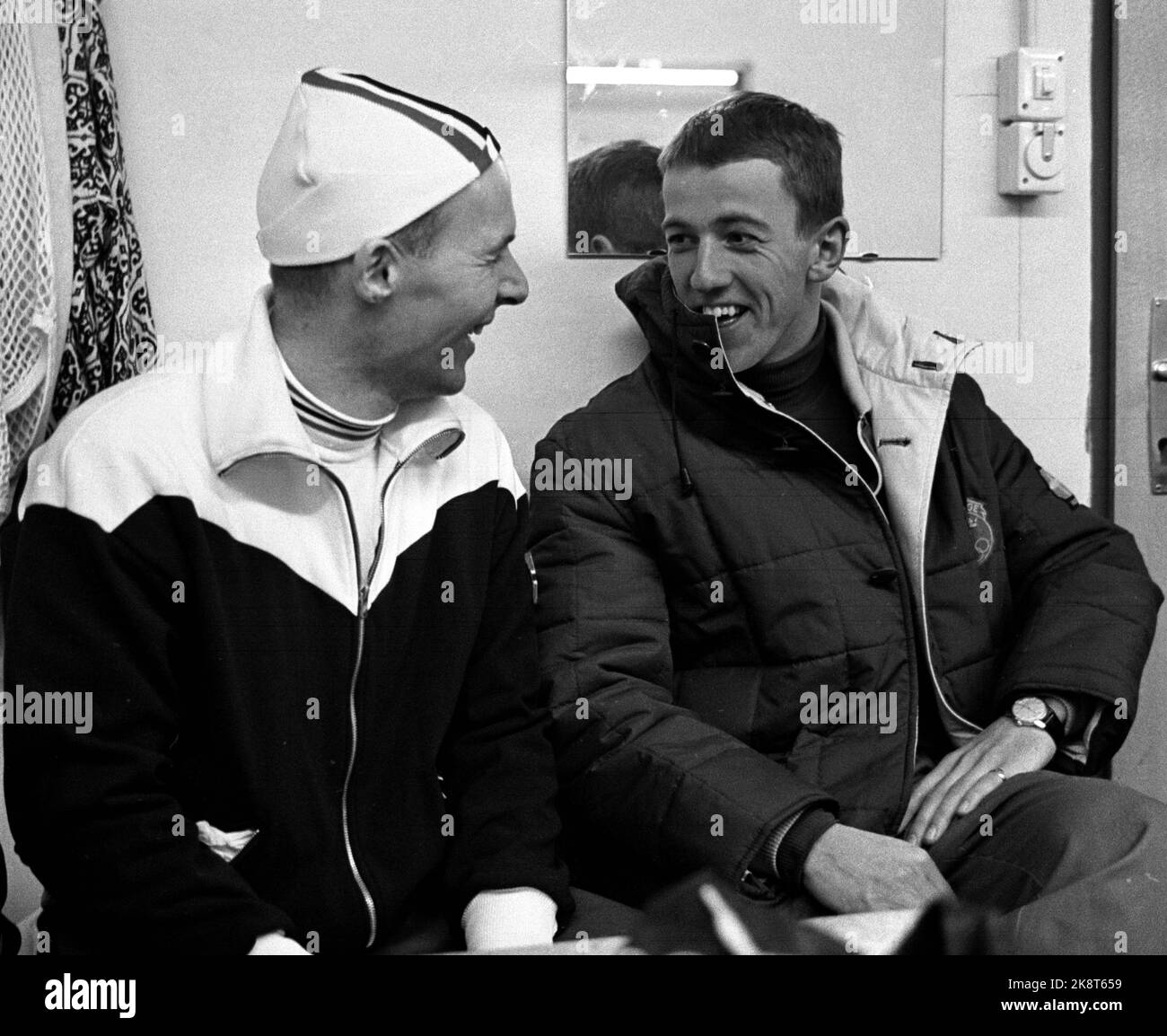 Innsbruck, Österreich 196402 die Olympischen Winterspiele 9.. Schnelles Skaten, Männer, 10.000 Meter. ! Die 0.000 Meter wurden für Knut Johannesen teilweise zerstört, weil es eine zweifelhafte Eiszubereitungsmethode gab, die den Eisstreifen kurz vor dem Putsch nicht glatt machte. Aber Kuppern hat die Wahlsprache "mit dem gleichen Verstand verlieren und gewinnen" und hier wird er (TV) in einem fröhlichen Gespräch mit dem Sieger Johnny Nilsson, Schweden, nach dem Rennen in der Garderobe gesehen. Kuppern wurde zur Nr. 3. Foto: Current / NTB Stockfoto