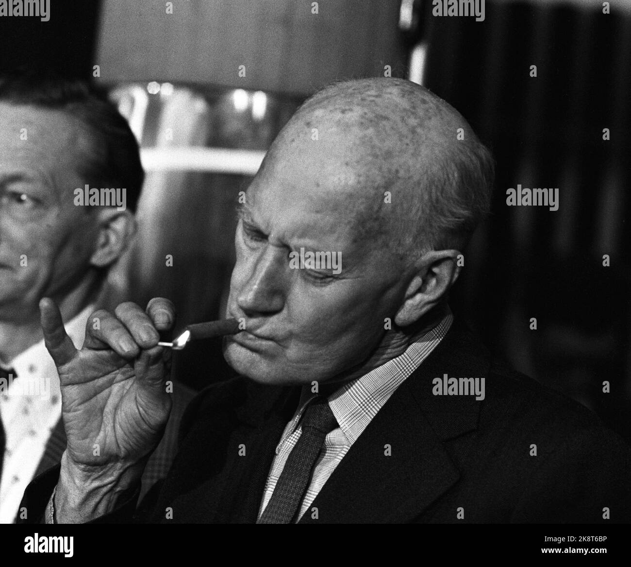 Oslo 21. April 1975. Das nationale Treffen der Labour Party. Hier rauchte Einar Gerhardsen eine Zigarre. Foto: Henrik Laurvik / NTB Stockfoto
