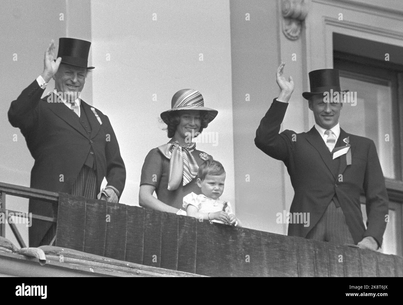 Oslo 19740517. Mai 17 in Oslo. Die königliche Familie auf dem Schlossbalkon. Aus V: König Olav, Kronprinzessin Sonja und Kronprinz Harald. Vorderseite: Prinzessin Märtha Louise. Foto: NTB / NTB Stockfoto