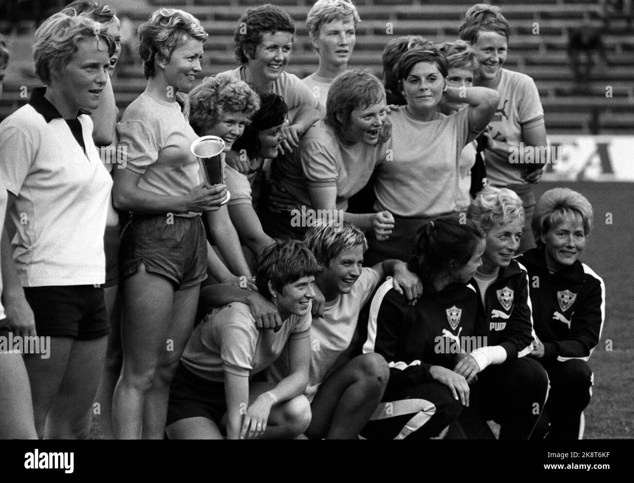 Oslo 19710802 Uofisiell Finale in der NM in Fußball für Frauen / Frauen. Vestar/Skjeberg 2-1. Hier Vestars Team nach dem Sieg. Foto: NTB / NTB Stockfoto