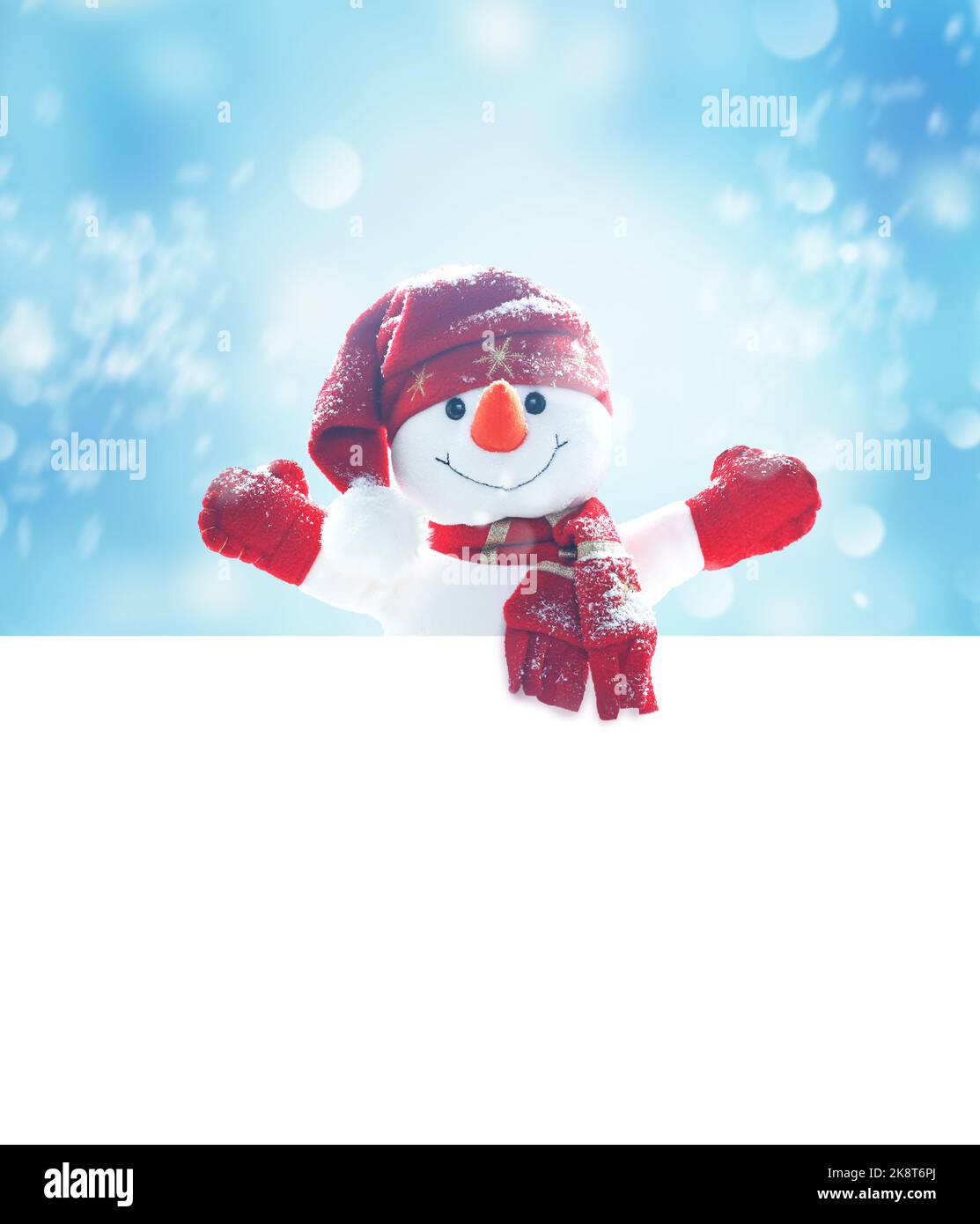 Frohe weihnachten und eine Grußkarte zum guten neuen Jahr. Glücklicher Schneemann mit weißem Kopieplatz. Stockfoto