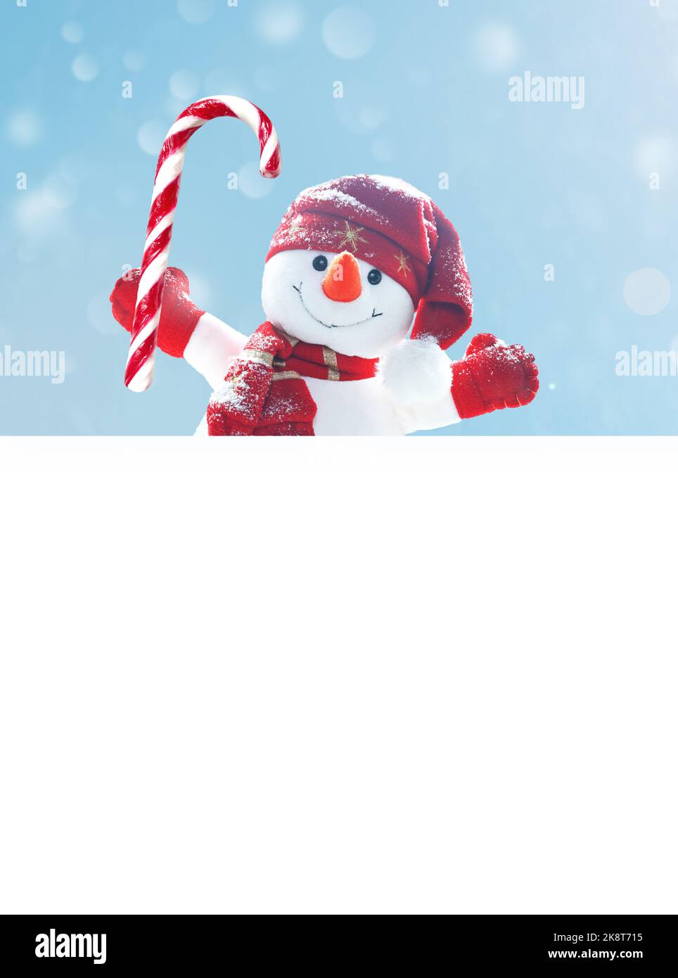 Frohe weihnachten und eine Grußkarte zum guten neuen Jahr. Glücklicher Schneemann mit weißem Kopieplatz. Stockfoto