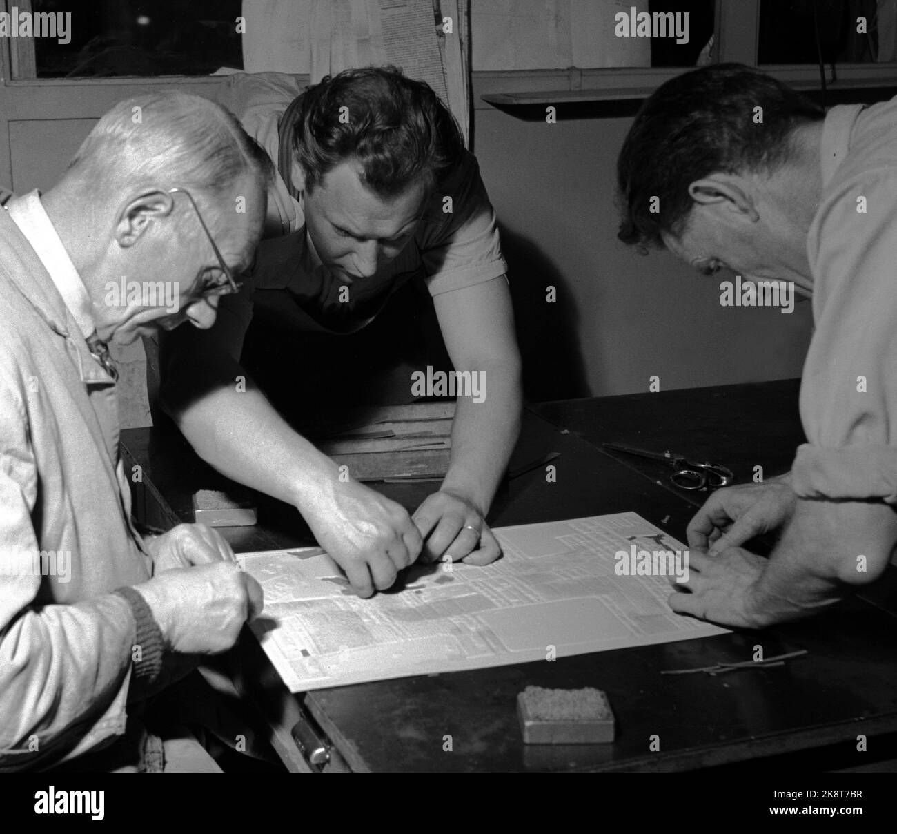 Oslo 1953-06: So kommt man in die Zeitung - die aktuelle folgt einem Nachrichtenfall von Anfang an, bis er in der Zeitung Arbeiterbladet gedruckt wird. Bild: An der Druckmaschine. Die Matrix ist in die Gießerei gekommen, wo alle offenen Felder von (v.) F. W. Kallander, Frank Haraldsen und Wilh. Augedahl. Dann wird die Matrix ​​laid in einer Trommel erhitzt und getrocknet. Foto: Sverre A. Børretzen / Aktuell / NTB Stockfoto