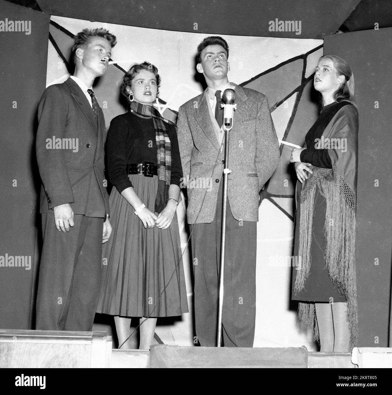 Oslo im Herbst 1956. Frogner Gymnas gibt eine Bewertung vor. Hier aus V: Lars A. Christensen (gest. 2014), Tove Thagaard, Stein Bendixen und Elisabeth Helsing. (Quelle: Kari diesen) Foto: Current / NTB Stockfoto