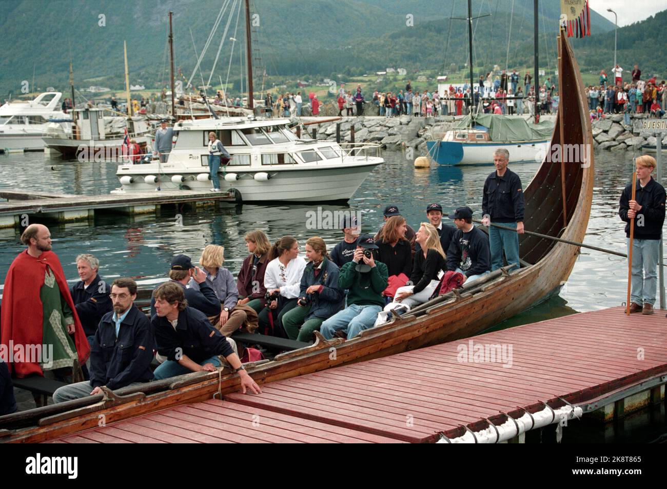 Vestlandet, 199308: SILVERCRUISE. VESTLANDSTUREN. DET NORSKE KONGEPARET, DRONNING SONJA OG KONG HARALD, ARRANGERER CRUISE PÅ VESTLANDET I ANLEDNING SITZ SØLVBRYLLUP. Bildet: Sykkylven. De kongelige ungdommene stiger ombord i et vikingskip som skal frakte dem ombord i kongeskipet. Bakerst Fra h.: Prins Nicolaos AV Hellas (delvis skjult), kronprins Frederik AV Danmark (som ler) Og prins Edward AV Storbritannia. på neste Rad følger prins Joachim AV Danmark, prinsesse Sophie Ullens de Schooten Og hennes søster, prinsesse Astrd Ullens de Schooten. Neste Rad: Prinsesse Cristina AV Spania, hennes k Stockfoto