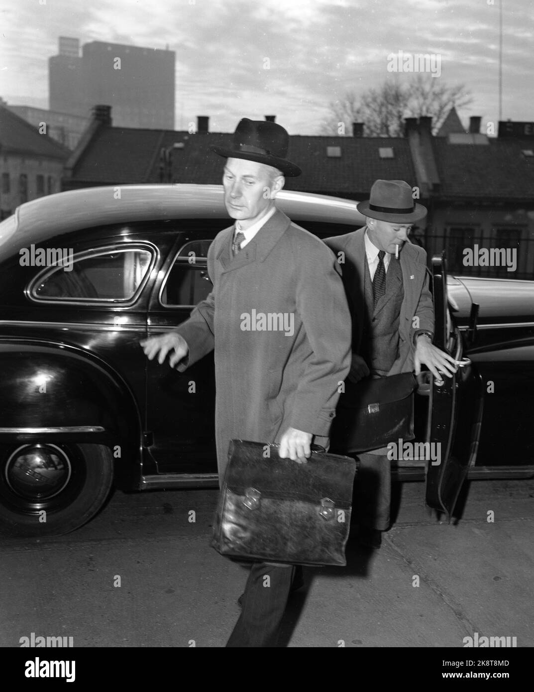 Oslo 19501024. Vier Tage lang erlebten die beiden wichtigsten Organisationen, die Nationale Organisation in Norwegen und der norwegische Arbeitgeberverband, spannende Verhandlungen über eine Entschädigung für die Preiserhöhung. Premierminister Einar Gerhardsen auf dem Weg aus dem Auto. Foto: Sverre A. Børretzen / Arne Kjus / Current Stockfoto