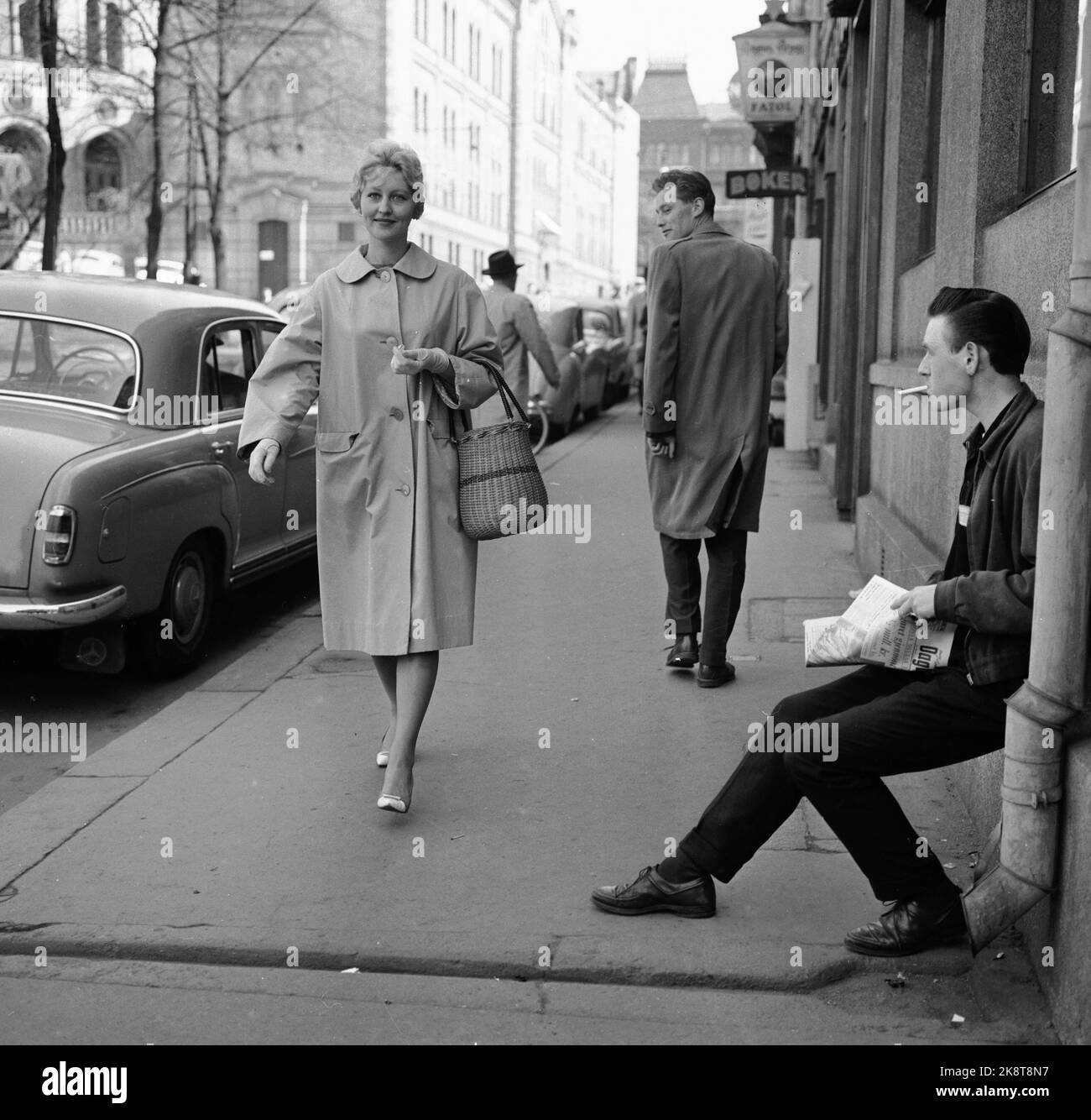 Oslo 19600604 "wo der Puls der Stadt klopft" Fotobericht aus Cecilhjørnet in Oslo. Stortingsgaten 8, überquerte das Stortingsgaten / Rosenkrantzgate. Die Kamera spiegelt das Leben des Tages an einer Straßenecke in Oslo wider. Junge Männer schicken bewundernde Blicke auf junge Frauen, die sie auf der Straße vorbeiziehen. Foto: Aage Storløkken / Aktuell / NTB Stockfoto
