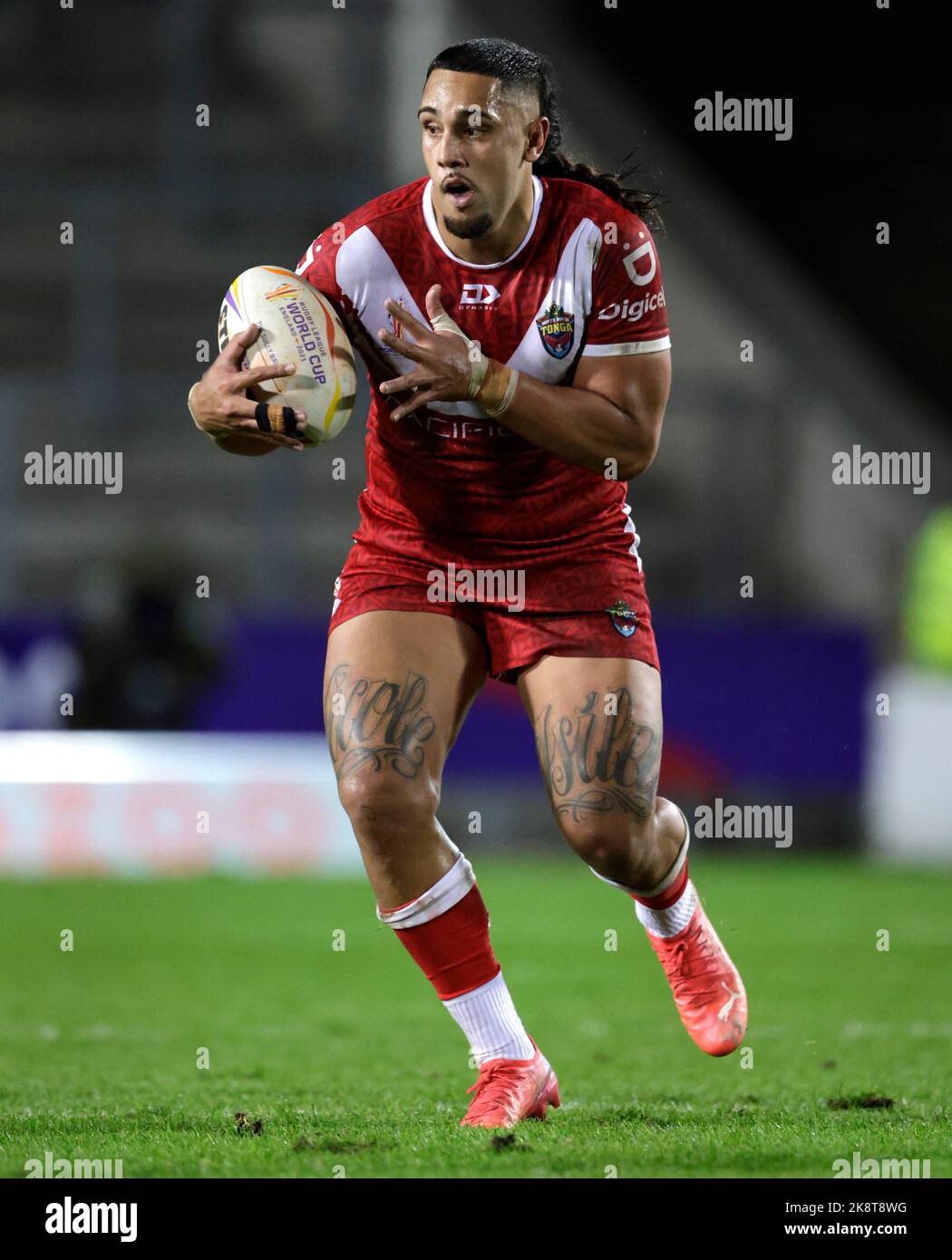 Tonga's Keaon Koloamatangi während des Rugby-League-Weltcup-Spiels der Gruppe D im total Wicked Stadium, St. Helens. Bilddatum: Montag, 24. Oktober 2022. Stockfoto