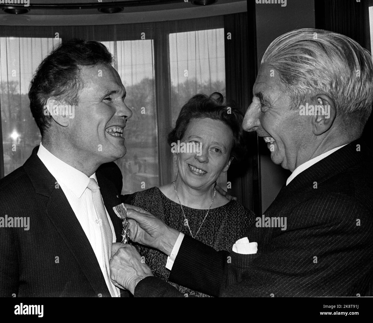 Oslo 19661024 Erling Stordahl erhält vom Generalmajor Georg J.F. das Ritterkreuz des St. Olav-Ordens Bulle In der Mitte Frau Anne Stordahl. Foto: NTB / NTB Stockfoto