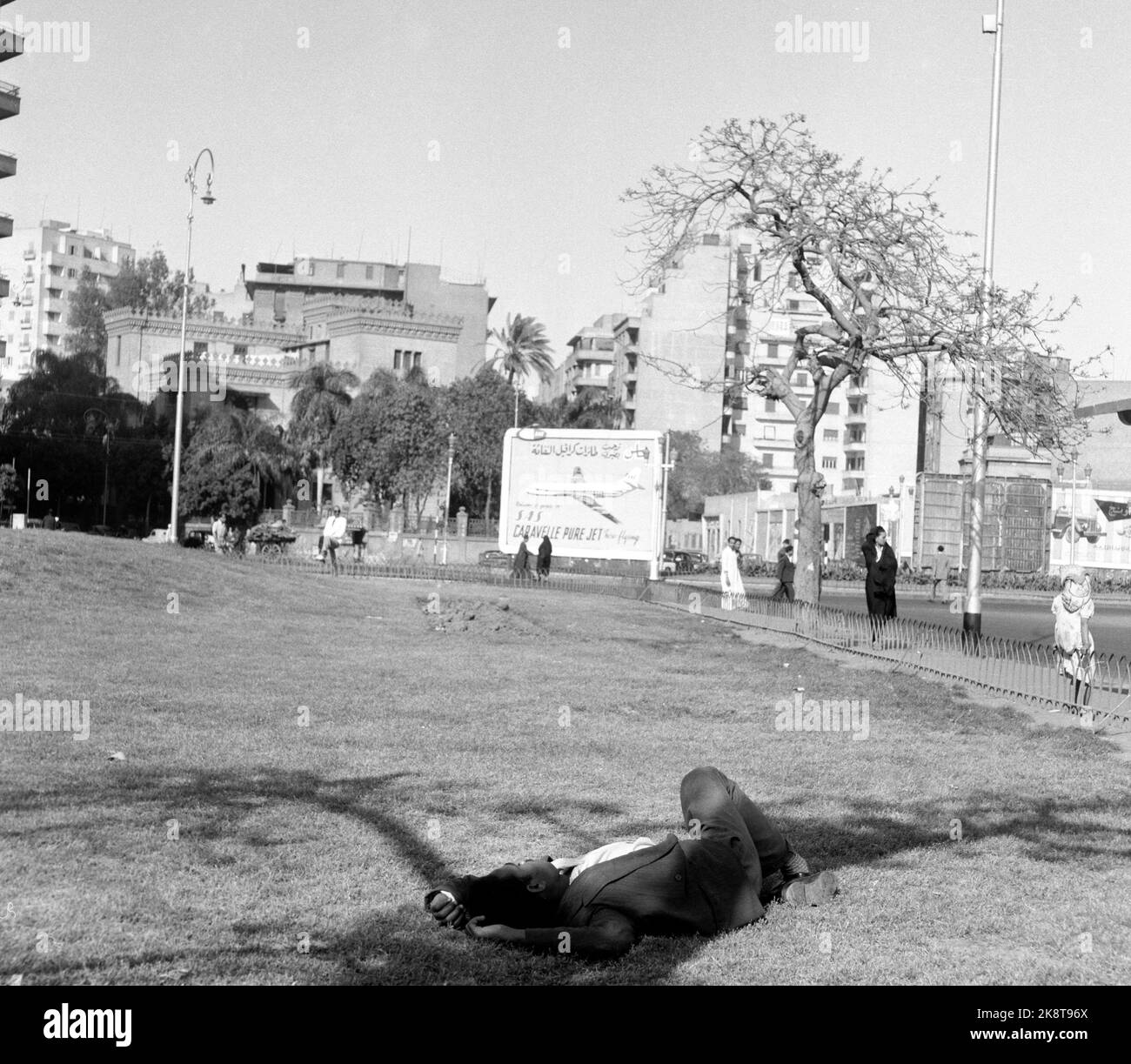 Kairo, Ägypten 19590515 Fliegender Teppich mit Jet. Urbound und Jet Age trafen sich in Ägypten, als SAS am 15. Und 16. Mai seine caravelle-Route zwischen Skandianvia und Kairo eröffnete. Zwischen der Pyramide und dem Jet ist eine riesige Schnalle in der Zeit und Entwicklung. Mit seinen neuen, schnellen Karavellen trägt SAS dazu bei, Menschen und Kontinente enger miteinander zu verbinden. Kairo stand eine ganze Woche lang auf dem Schild der Caravelle-Route. Auf einem offenen Platz im Zentrum hatten die Behörden SAS erlaubt, dieses auffällige Plakat aufsetzen zu können. Ein Gefallen, den bisher keine Fluggesellschaften erhalten haben. Foto: Asmund Rørslett / Current / NTB Stockfoto
