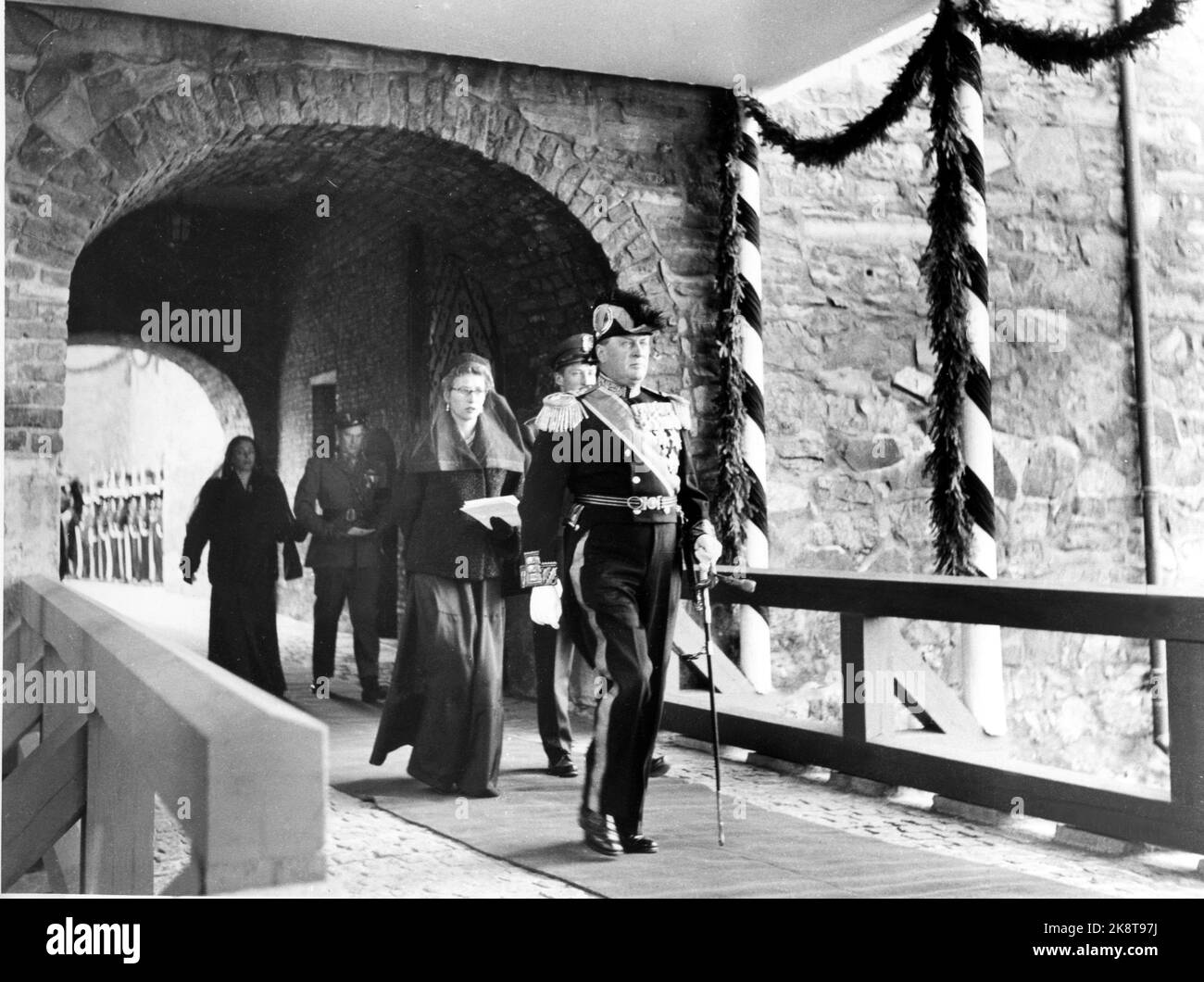 Oslo 19571001. Das Begräbnis von König Haakon. König Olav verlässt nach der Beerdigung die königliche Grabkammer bei Akershus, gefolgt von Prinzessin Astry und Kronprinz Harald. Foto ntb Stockfoto