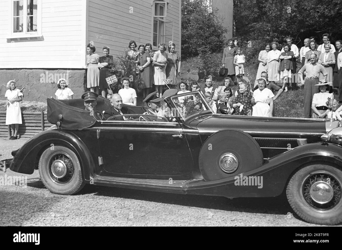 Namsos 194608. Kronprinz Olav besucht Namsos, um sich die Restaurierung des Ortes nach dem Zweiten Weltkrieg anzusehen Hier sehen wir den Kronprinzen in einem offenen Auto durch die Stadt fahren. NTB-Archiv/ntb Stockfoto