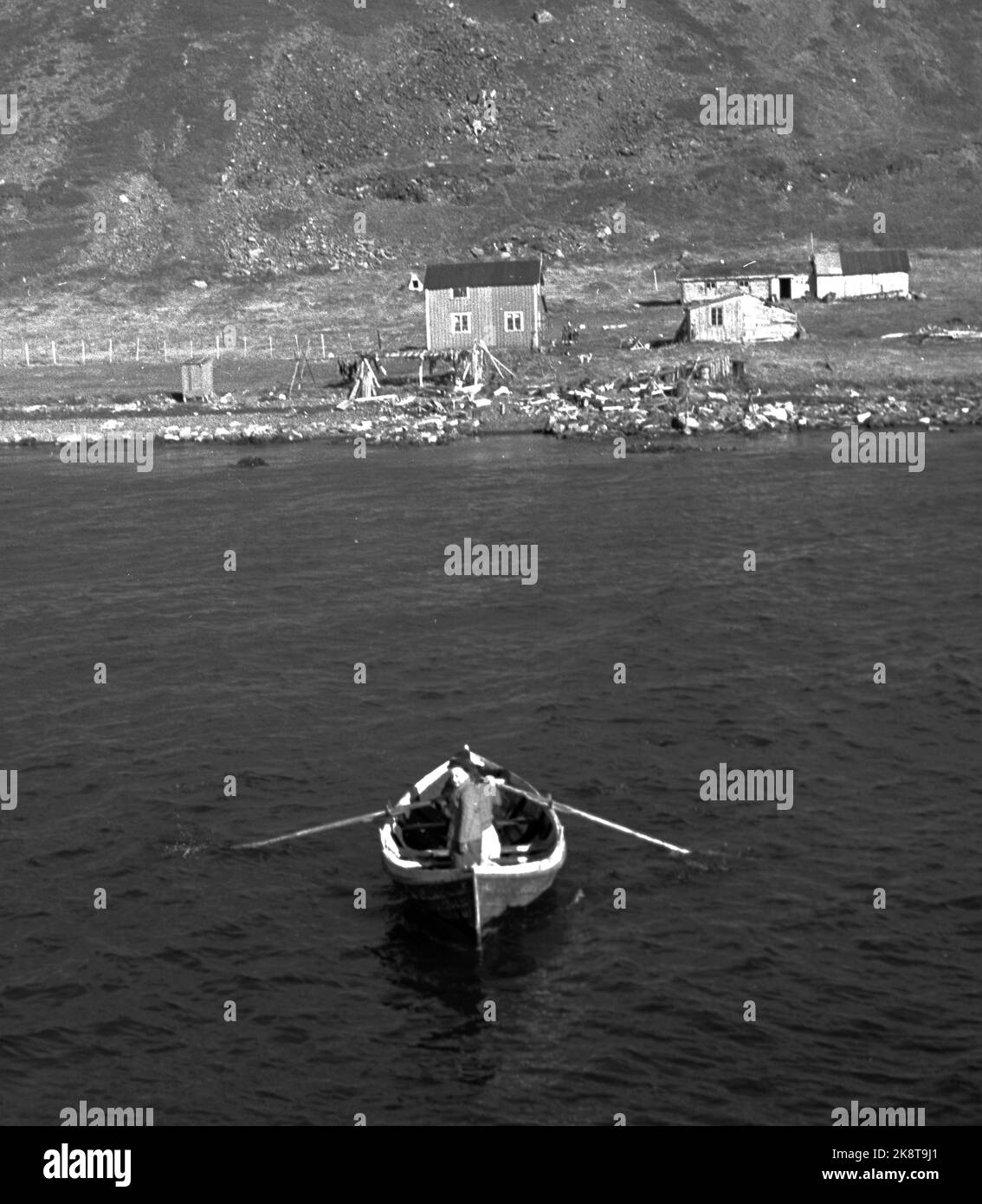 Nordkapp på Magerøya 195210. Europas nordligste internatskole ligger på Nordkapp i Repvåg ytterst i Porsangerfjorden. Åtte småsteder var skoleskøyta innom for å hente små passasjerer Fra 7 års alderen. Et par AV plasse hadde kai så skøyta kunne gå helt Inn, men som regel måtte den ligge utpå Og vente på robåten med ungen Og kofferten. Nordkapp herred--kommunen har skoleinternat for barna som bor på små avsidesliggende plasser innenfor herredsgrensene. Det er unger Fra anslagsvis 75 familier. En liten gutt blir rodd ut til skoleskøyta. Hele bebyggelsen består AV det ene våningshuset Og uthus Stockfoto