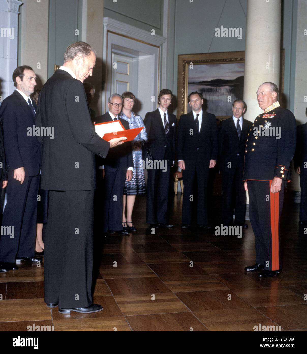 Oslo 19780702. König Olav 75 Jahre. Premierminister Odvar Nordli an der Spitze der Regierung war der erste im Schloss, der König Olav zum 75.. Jahrestag und zur Übergabe des Geschenks gratulierte. Das Geschenk der Regierung war ein Gemälde der königlichen Familie. Foto: Bjørn Sigurdsøn NTB / NTB Stockfoto