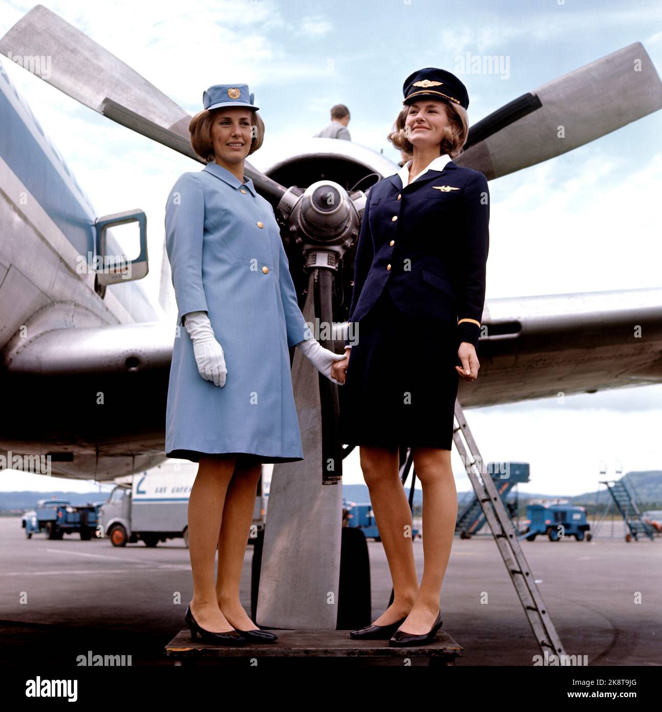 19690420. Norwegens erste weibliche Pilotin Turi Widerøe (t.h.) zusammen mit Kari Widerøe. Foto: Henrik Laurvik / NTB Stockfoto