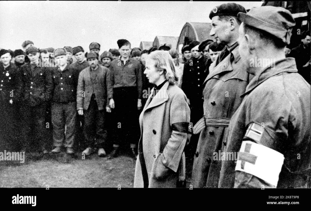 Gunvor Galtung Haavik im Frühjahr 1945. Während des Krieges war sie Krankenschwester in Bodø. Am Ende des Krieges arbeitete sie als Dolmetscherin für die norwegischen Behörden. Hier übersetzt sie für die russischen Kriegsgefangenen, was der Vorsitzende der norwegischen Kommission, Leiv Brajberg, sagt: "Sie sind keine Lagergefangenen mehr. Ihr seid auf neuen freien Soldaten der Roten Armee!“ Foto: Novosti / NTB Stockfoto