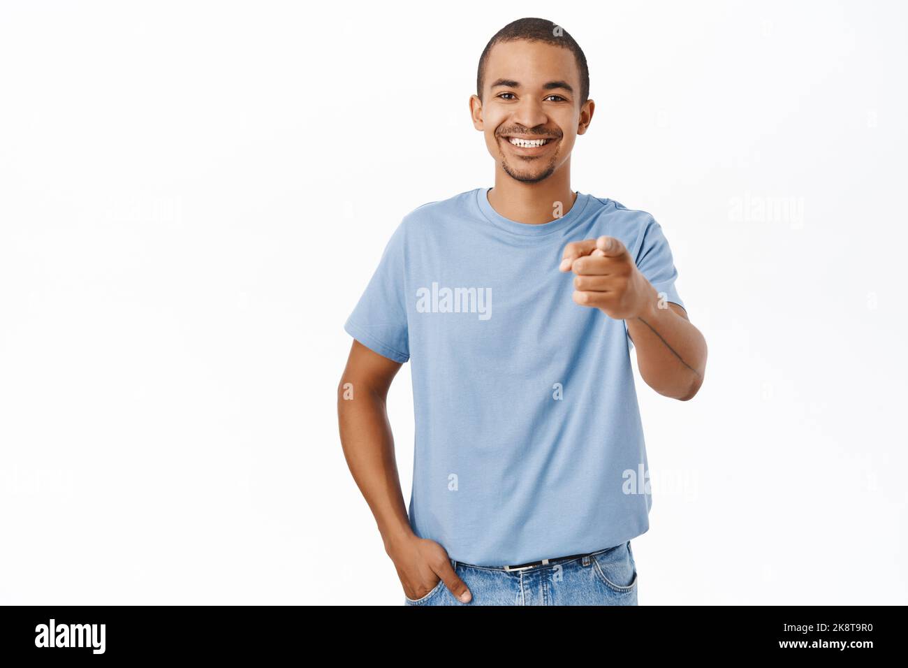Du bist es. Lächelnder arabischer Mann erkennt Sie, zeigt mit dem Finger auf die Kamera, gratuliert, preist, steht auf weißem Hintergrund Stockfoto