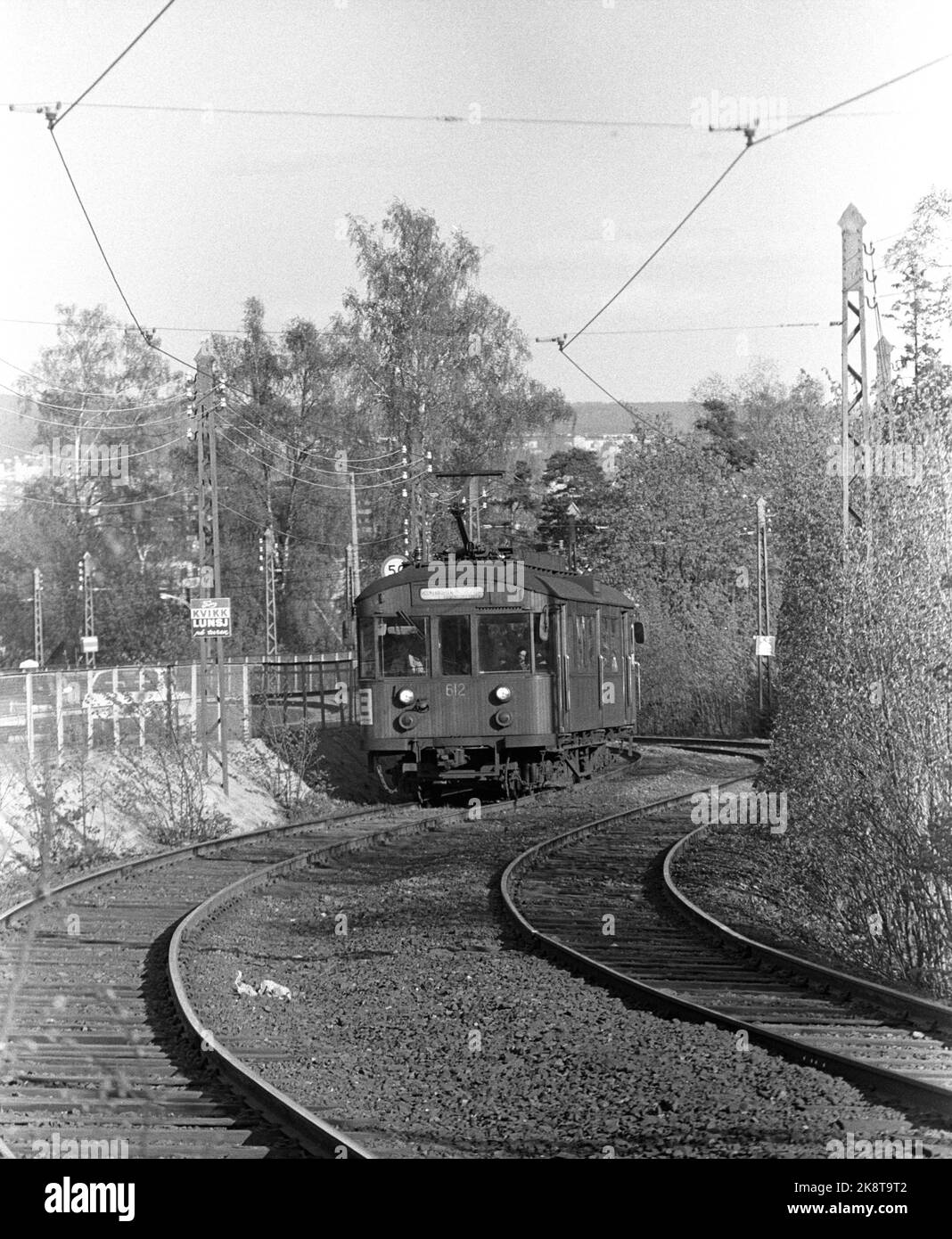 Oslo Mai 1984 Holmenkollbanen. Leuchtet im Schwung des Vordergrunds. Elektrische Leitungen/Kabel in der Luft. Foto: Inge Gjellesvik / NTB / NTB Stockfoto