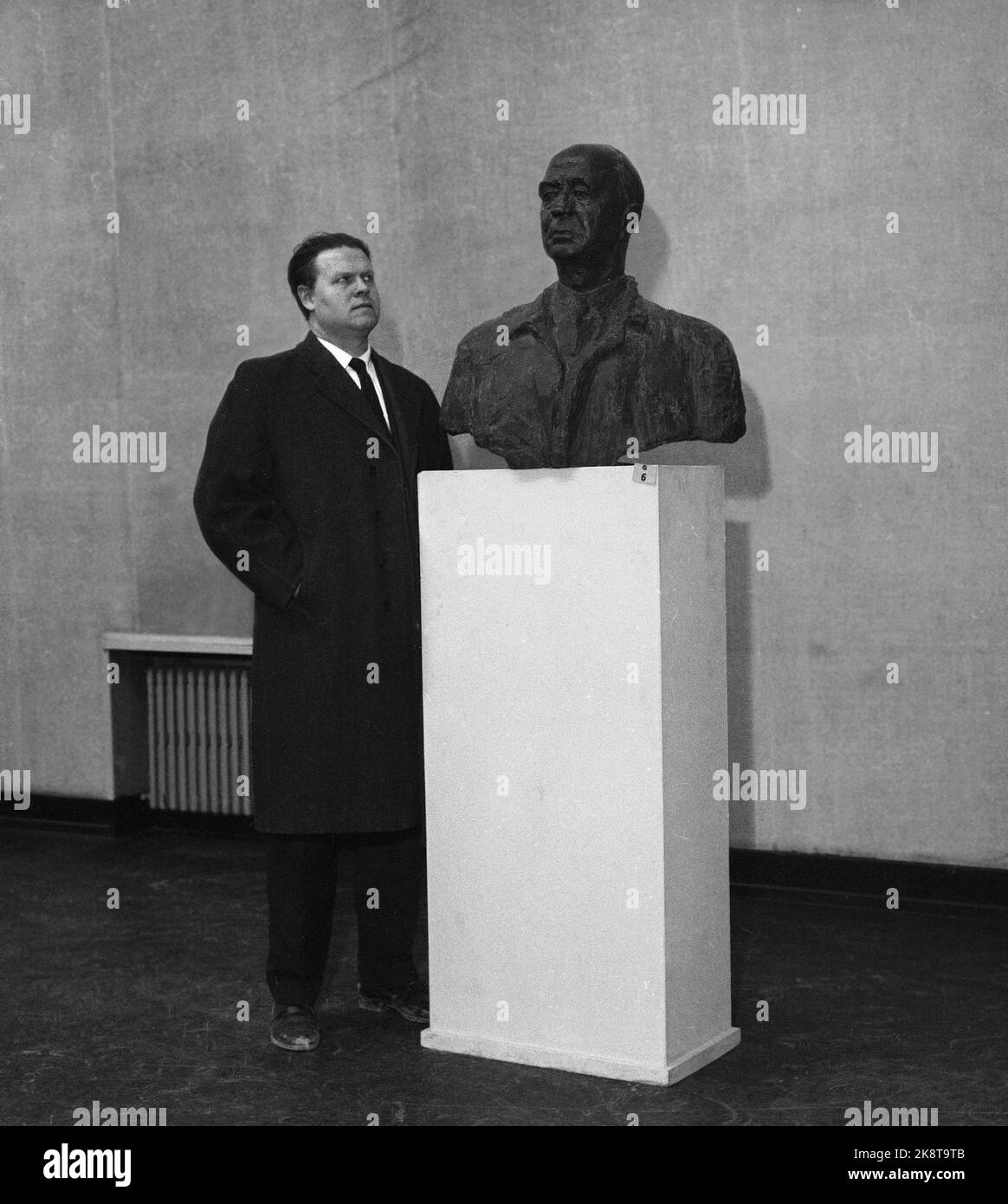 Oslo April 1961. Der Bildhauer Arnold Haukeland hält eine Ausstellung im Künstlerhaus. Hier Haukeland mit einer seiner Skulpturen. Foto: NTB / NTB Stockfoto