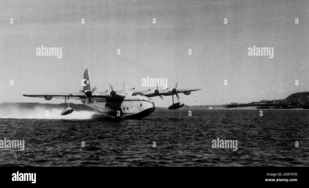 Die norwegische Küste Mai 1947: Die 'Flying Hurtigrute' der Norwegischen Luftfahrtgesellschaft hatte ihre erste Testfahrt Oslo-Tromsø-Oslo 1. Und 2. Mai mit dem Wasserflugzeug Kvitbjørn. An der Tour nahmen die derzeitigen Mitarbeiter Teil. Hier 'Kvitbjørn' bei der Abreise. Foto: Th. Scotaam / Aktuell / NTB Stockfoto