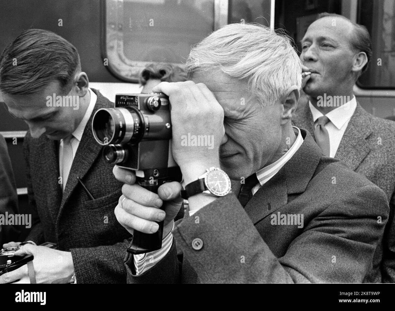 Alvdal August 1963. Die Premiere des Films 'Fresc kick' nach Kjell Aukrust' wurde der Molkerei in Alvdal hinzugefügt. Hier reisten alle Hauptrolle-Inhaber des Films, und sie wurden von großen Menschenmengen aufgenommen. Hier Autor Kjell Aukrust, der die Veranstaltung mit seiner eigenen Filmkamera fortführt. Foto: Sverre A. Børretzen / Aktuell / NTB Stockfoto
