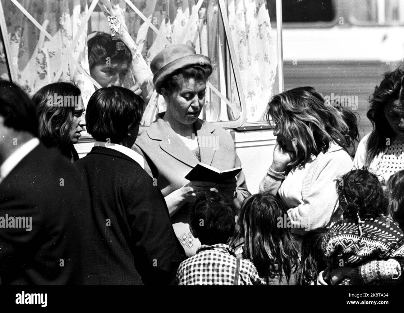 Oslo Juni 1968 Fast einhundert Zigeuner kamen im Frühjahr 1968 nach Oslo. Sie erhielten einen Platz auf dem Gasplot in Oslo East. Die Missionarin war Pentecostal mit vielen Jahren hinter ihm in Südamerika. Der Gasplot war ein neues Missionsfeld für sie. Foto: Sverre A. Børretzen / Aktuell / NTB Stockfoto