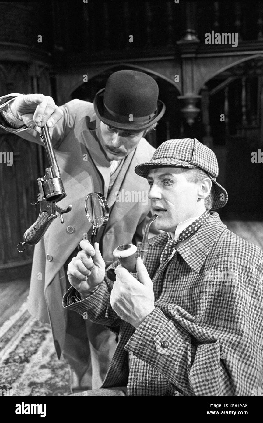 Oslo 19800219. „Sherlock Holmes“, geschrieben von Conan Doyle, wird auf der Hauptbühne des Nationaltheaters mit Sverre Anker Ousdal in der Titelrolle aufgestellt. Nils Ole Oftebro hat die Rolle des treuen Freundes Watson von Holmes. Ausbilder ist Frank Dunlop. Foto Henrik Laurvik / NTB Stockfoto