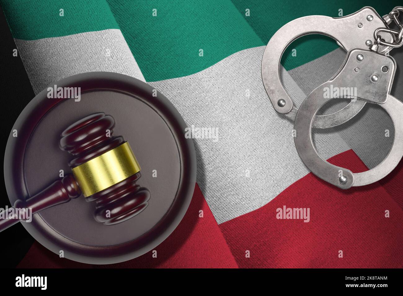 Kuwait-Flagge mit Richterhammer und Handschellen im dunklen Raum. Konzept von Straf- und Bestrafung, Hintergrund für schuldige Themen Stockfoto