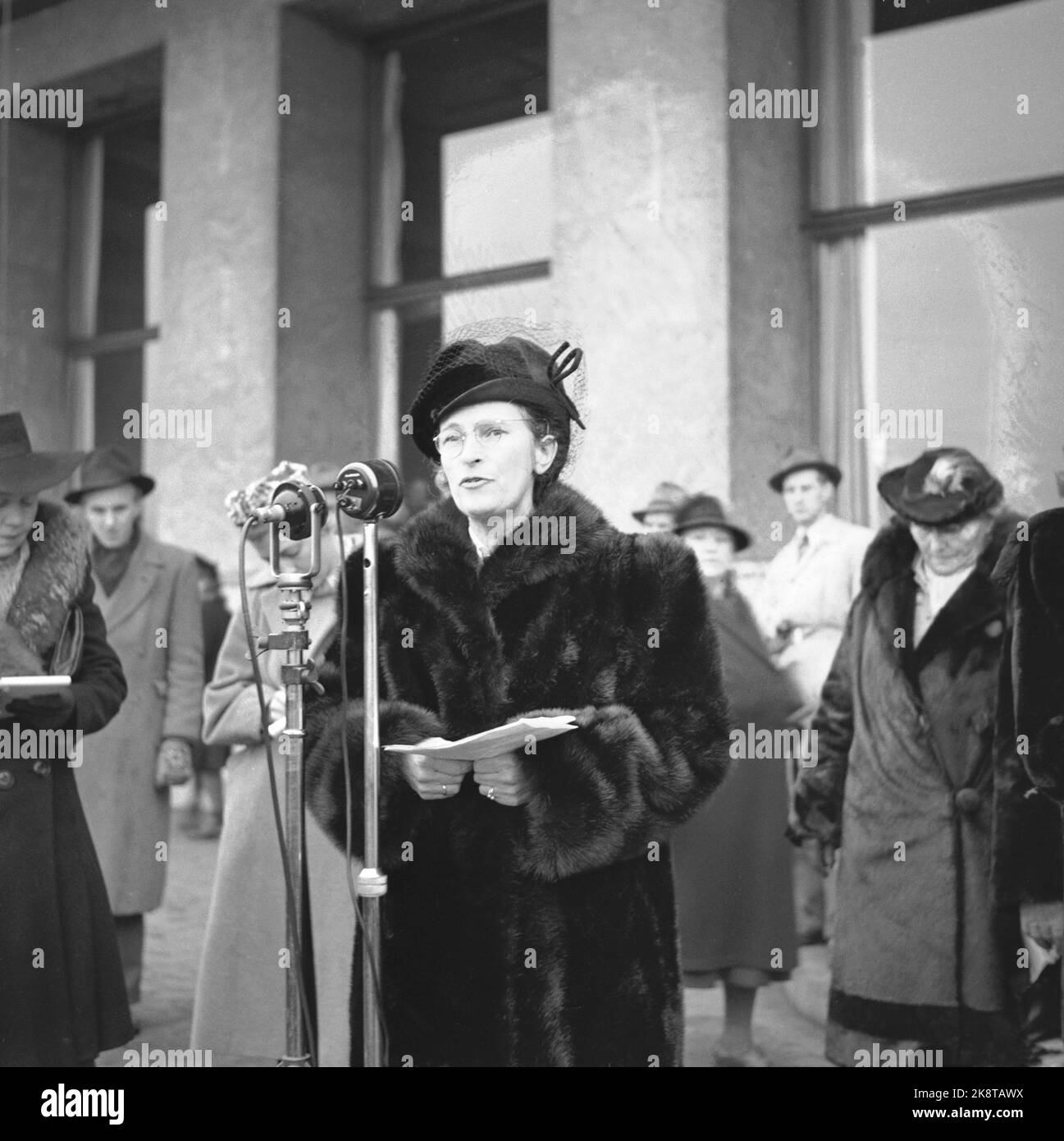 Oslo. Die Demonstration der Hausfrauen trainiert gegen die Rationalisierung des Milchverkaufs. Hier ist Frau Ingeborg Schjeldrup, die vor dem Rathaus einen Appell hält. Mikrofon. Foto: NTB Stockfoto