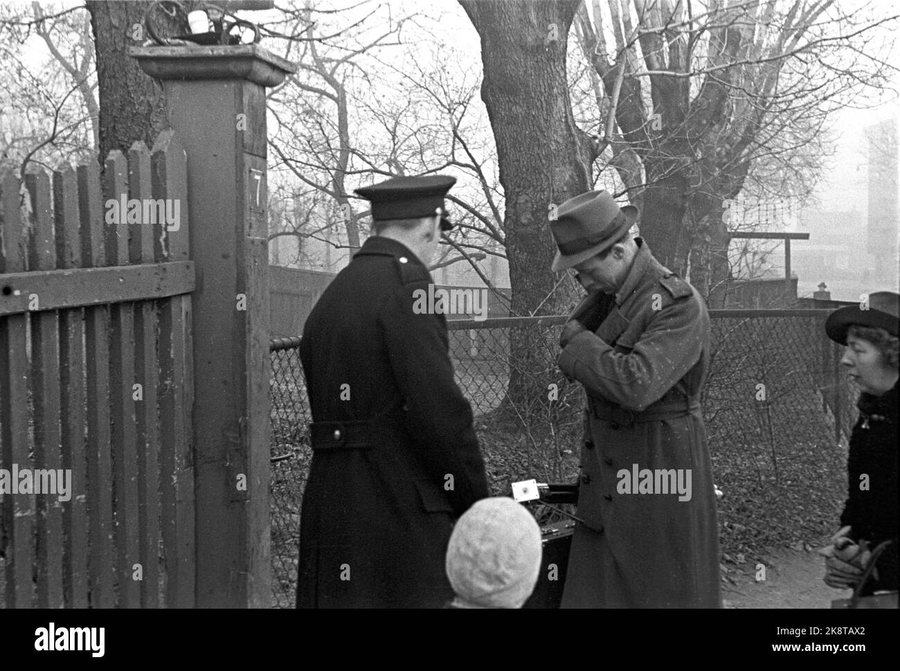 Oslo 19451127. Anwesenheitsversuche gegen Generalanwalt Sven Arntzen, 27. November 1945. Bewaffnete Polizei vor Ort. FOTO: AA.A./NTB /NTB Stockfoto