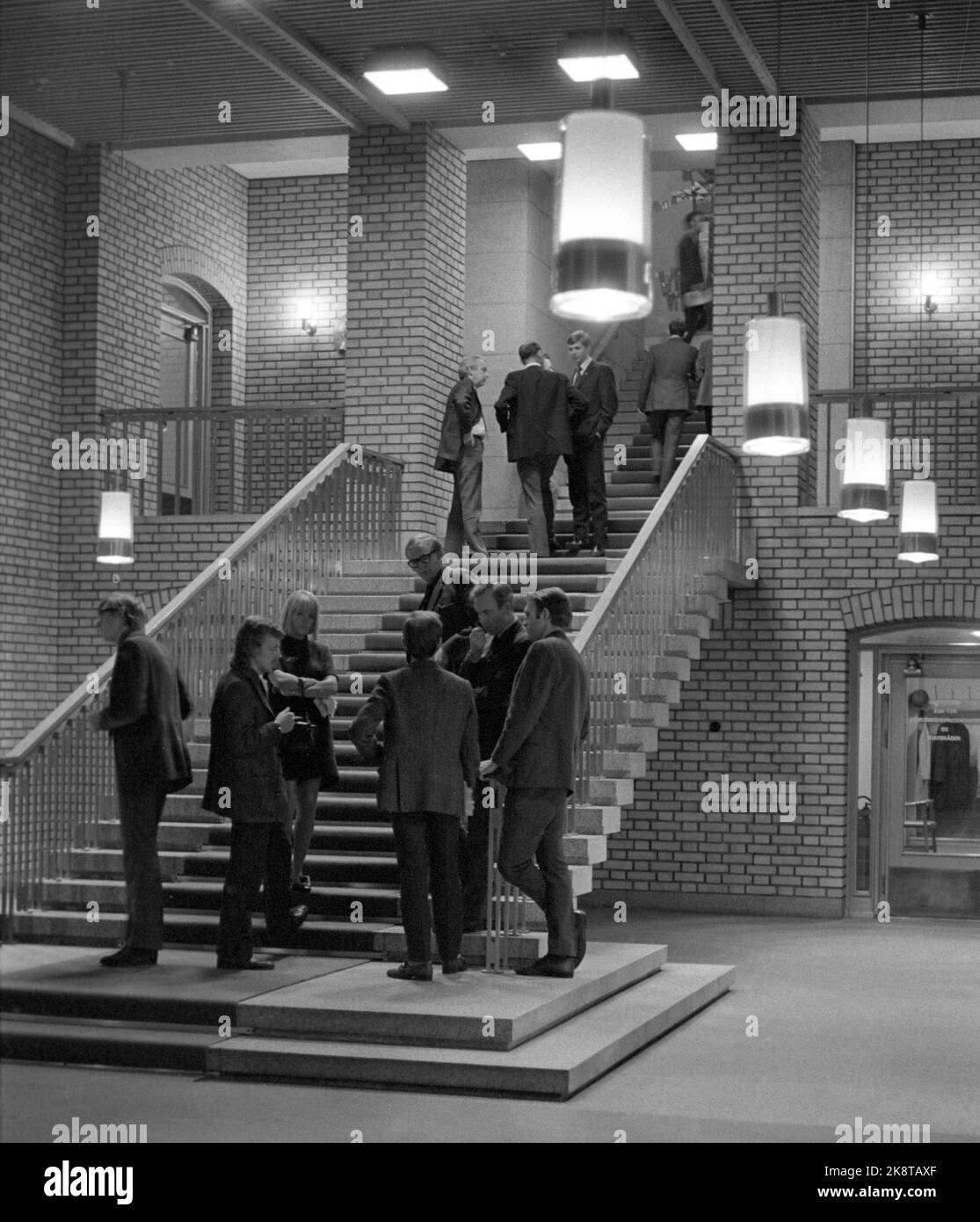 Oslo 197210. Politiker auf der Treppe im Storting während der Regierungsverhandlungen. Es soll eine Koalitionsregierung zwischen der Christlichen Volkspartei, der Zentrumspartei und der Linken gebildet werden. Foto Sverre A. Børretzen / Aktuell / NTB Stockfoto