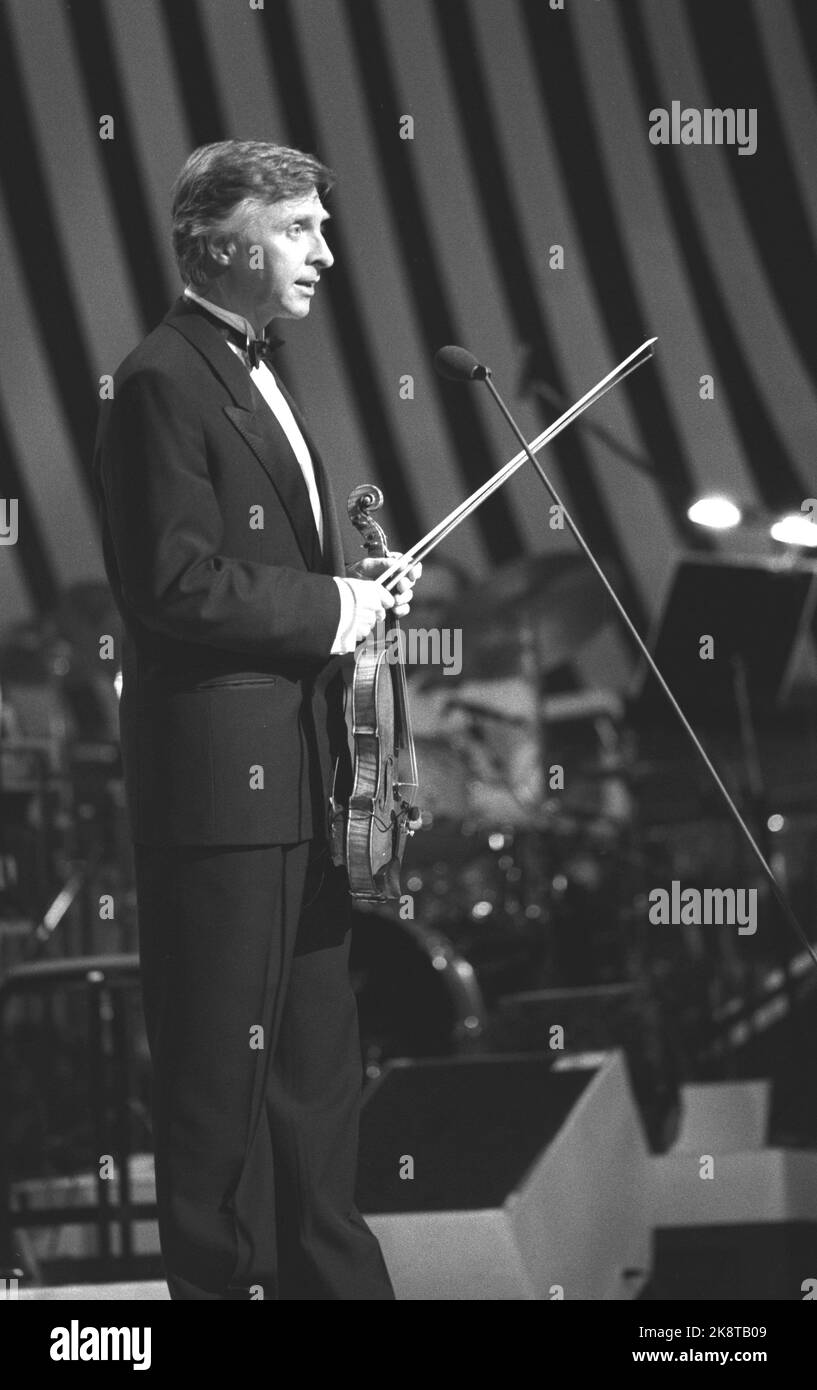 Oslo 19870125: Arve Tellefsen Programmleiterin des Spellemann-Preises in der Konzerthalle in Oslo. Hier spielt er während der Eröffnung für das Publikum auf der Geige. Foto: Arve Schaug NTB / NTB Stockfoto
